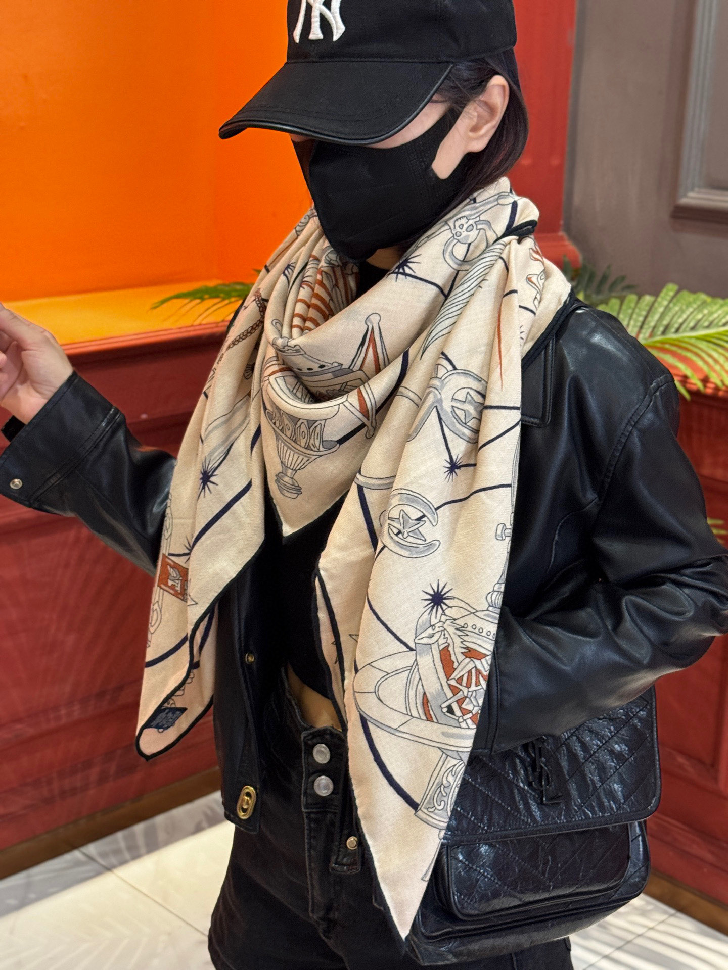   “星辰合唱曲”140丝毛双面同色披肩

手工卷边丝毛方巾（30%桑蚕丝70%羊毛）

这款经典单品展