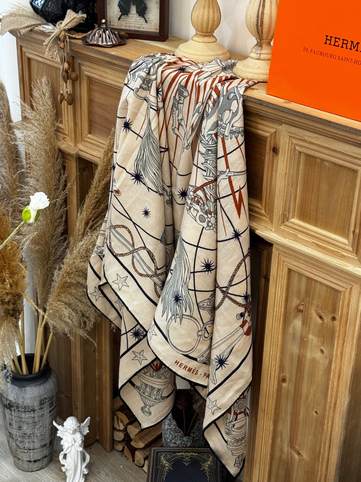   “星辰合唱曲”140丝毛双面同色披肩

手工卷边丝毛方巾（30%桑蚕丝70%羊毛）

这款经典单品展