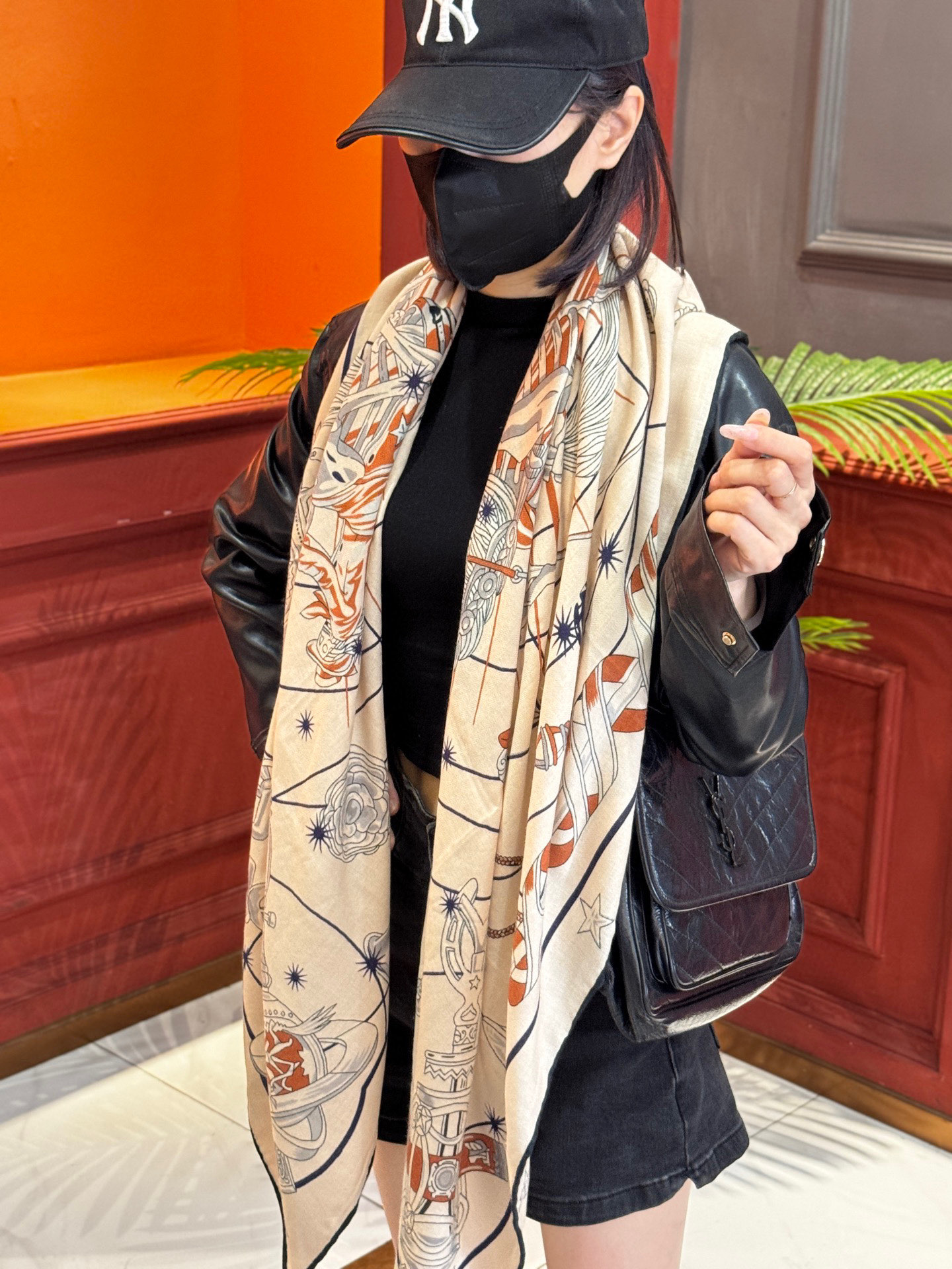   “星辰合唱曲”140丝毛双面同色披肩

手工卷边丝毛方巾（30%桑蚕丝70%羊毛）

这款经典单品展