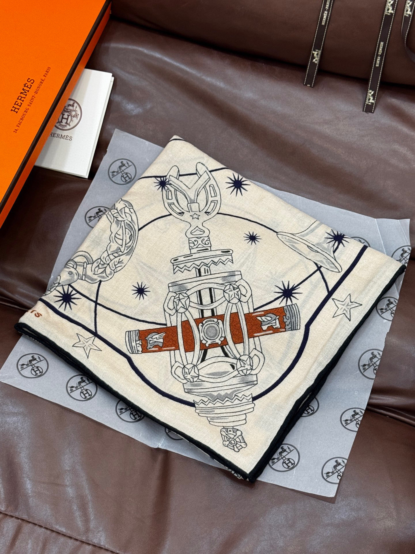   “星辰合唱曲”140丝毛双面同色披肩

手工卷边丝毛方巾（30%桑蚕丝70%羊毛）

这款经典单品展