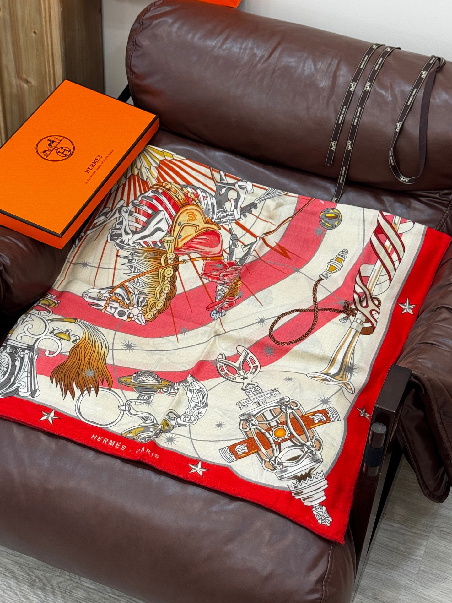   “星辰合唱曲”140丝毛双面同色披肩

手工卷边丝毛方巾（30%桑蚕丝70%羊毛）

这款经典单品展