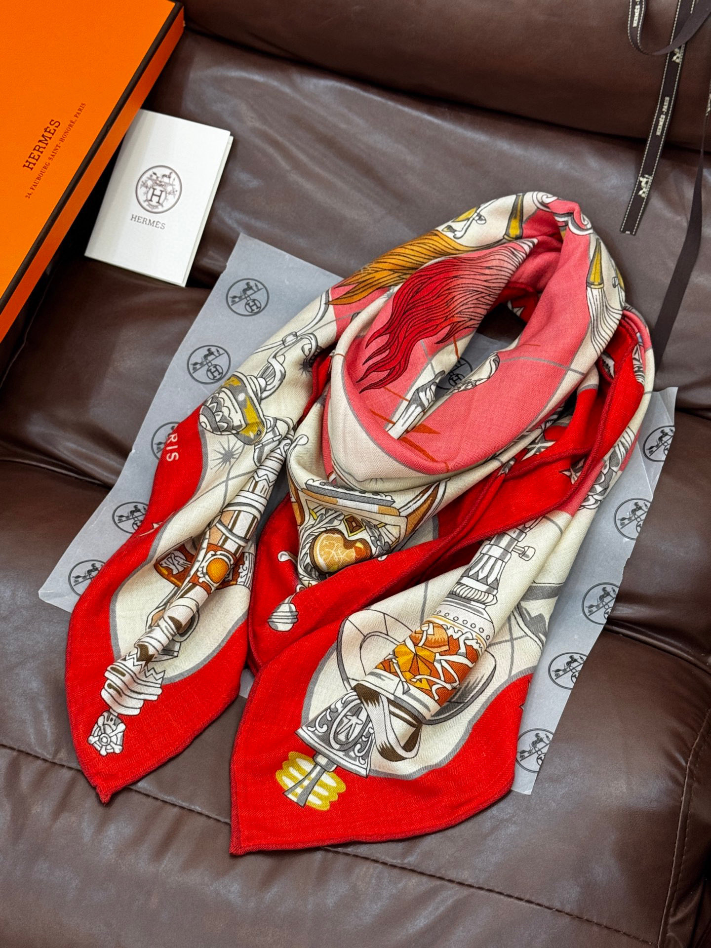   “星辰合唱曲”140丝毛双面同色披肩

手工卷边丝毛方巾（30%桑蚕丝70%羊毛）

这款经典单品展