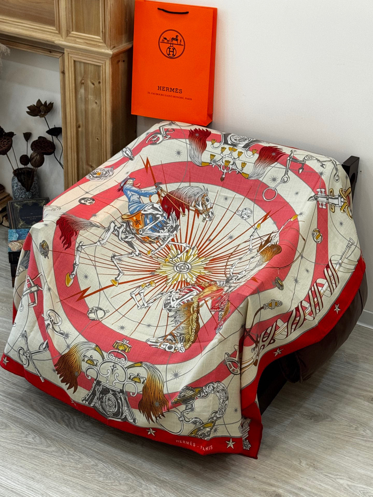   “星辰合唱曲”140丝毛双面同色披肩

手工卷边丝毛方巾（30%桑蚕丝70%羊毛）

这款经典单品展