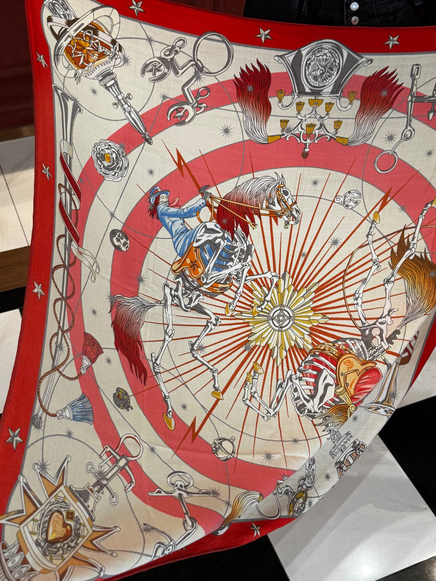   “星辰合唱曲”140丝毛双面同色披肩

手工卷边丝毛方巾（30%桑蚕丝70%羊毛）

这款经典单品展