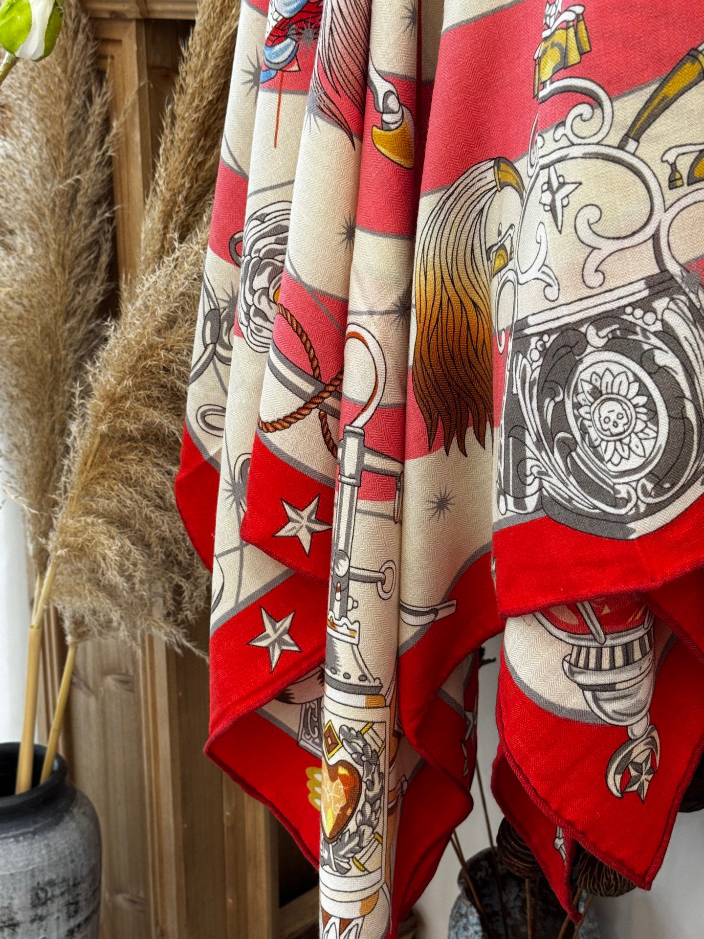   “星辰合唱曲”140丝毛双面同色披肩

手工卷边丝毛方巾（30%桑蚕丝70%羊毛）

这款经典单品展