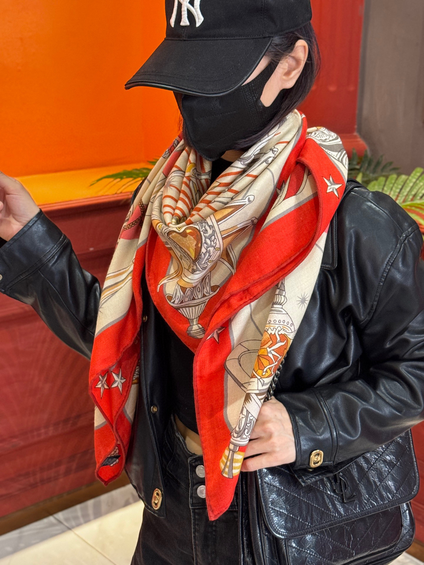   “星辰合唱曲”140丝毛双面同色披肩

手工卷边丝毛方巾（30%桑蚕丝70%羊毛）

这款经典单品展