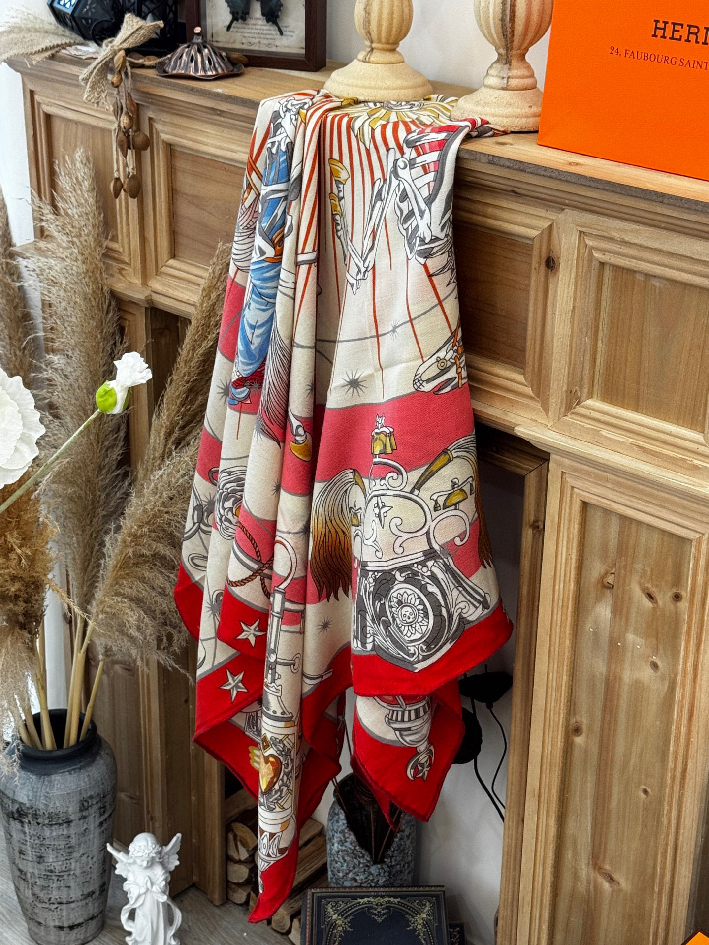   “星辰合唱曲”140丝毛双面同色披肩

手工卷边丝毛方巾（30%桑蚕丝70%羊毛）

这款经典单品展