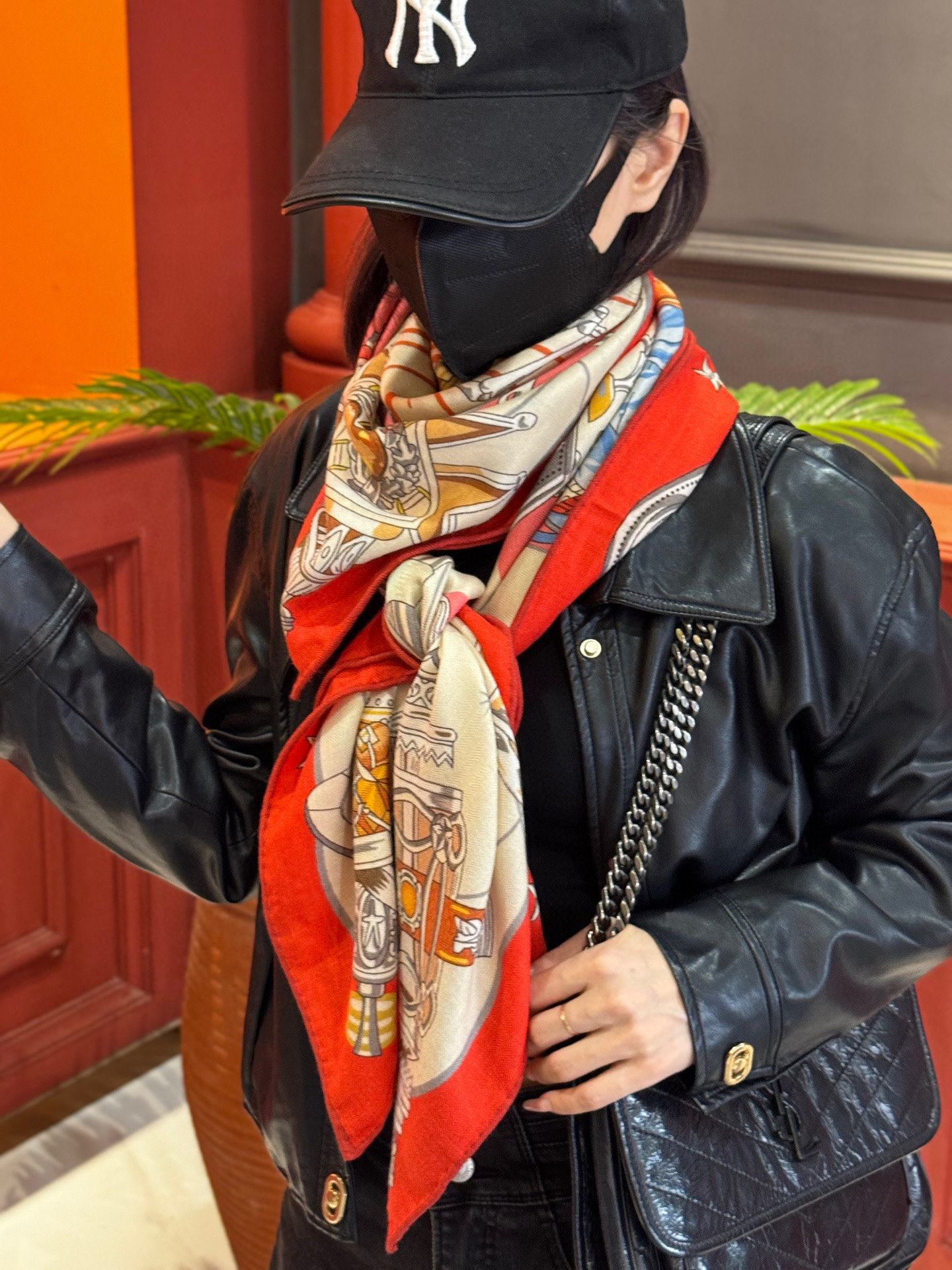   “星辰合唱曲”140丝毛双面同色披肩

手工卷边丝毛方巾（30%桑蚕丝70%羊毛）

这款经典单品展