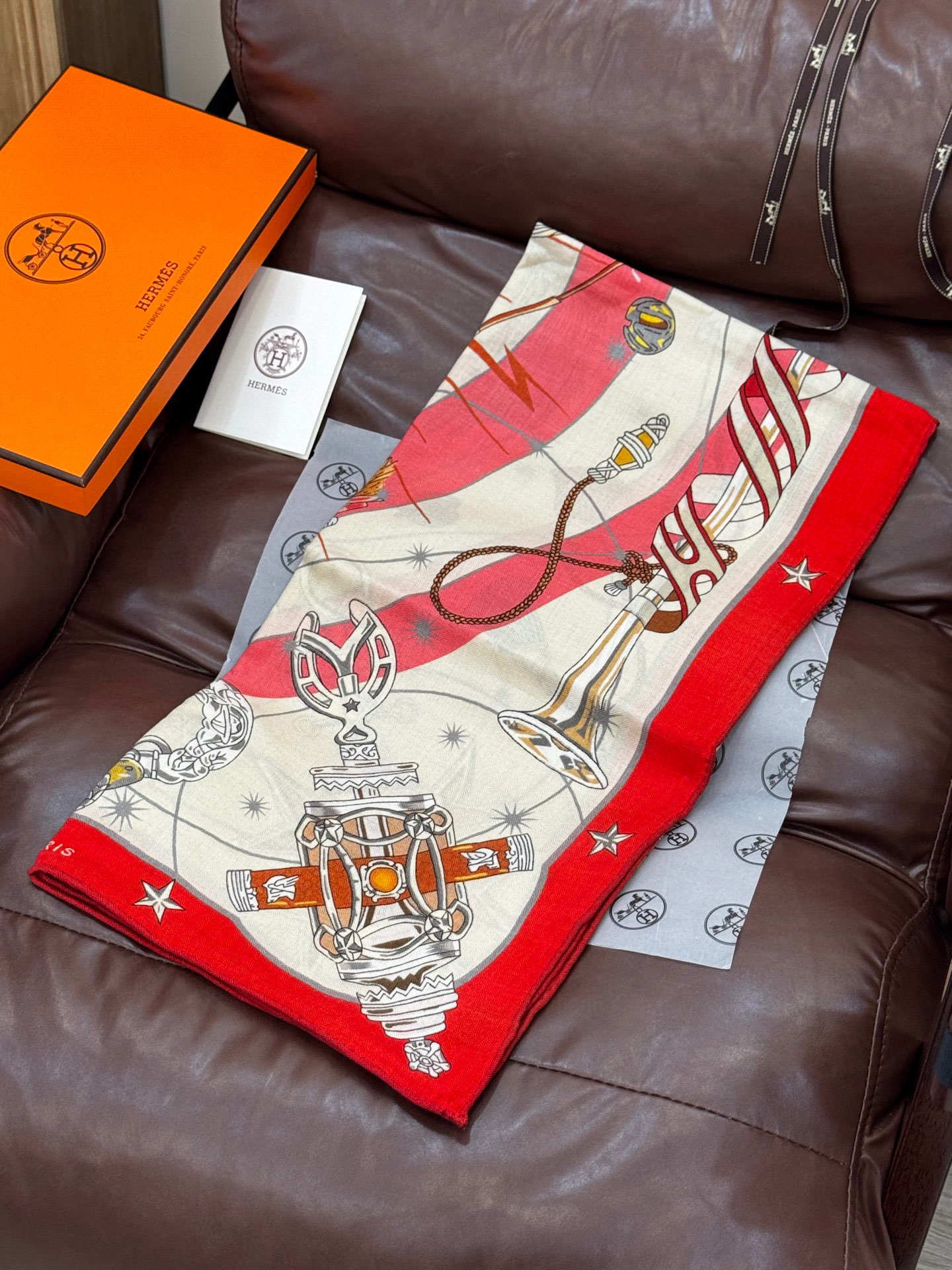   “星辰合唱曲”140丝毛双面同色披肩

手工卷边丝毛方巾（30%桑蚕丝70%羊毛）

这款经典单品展