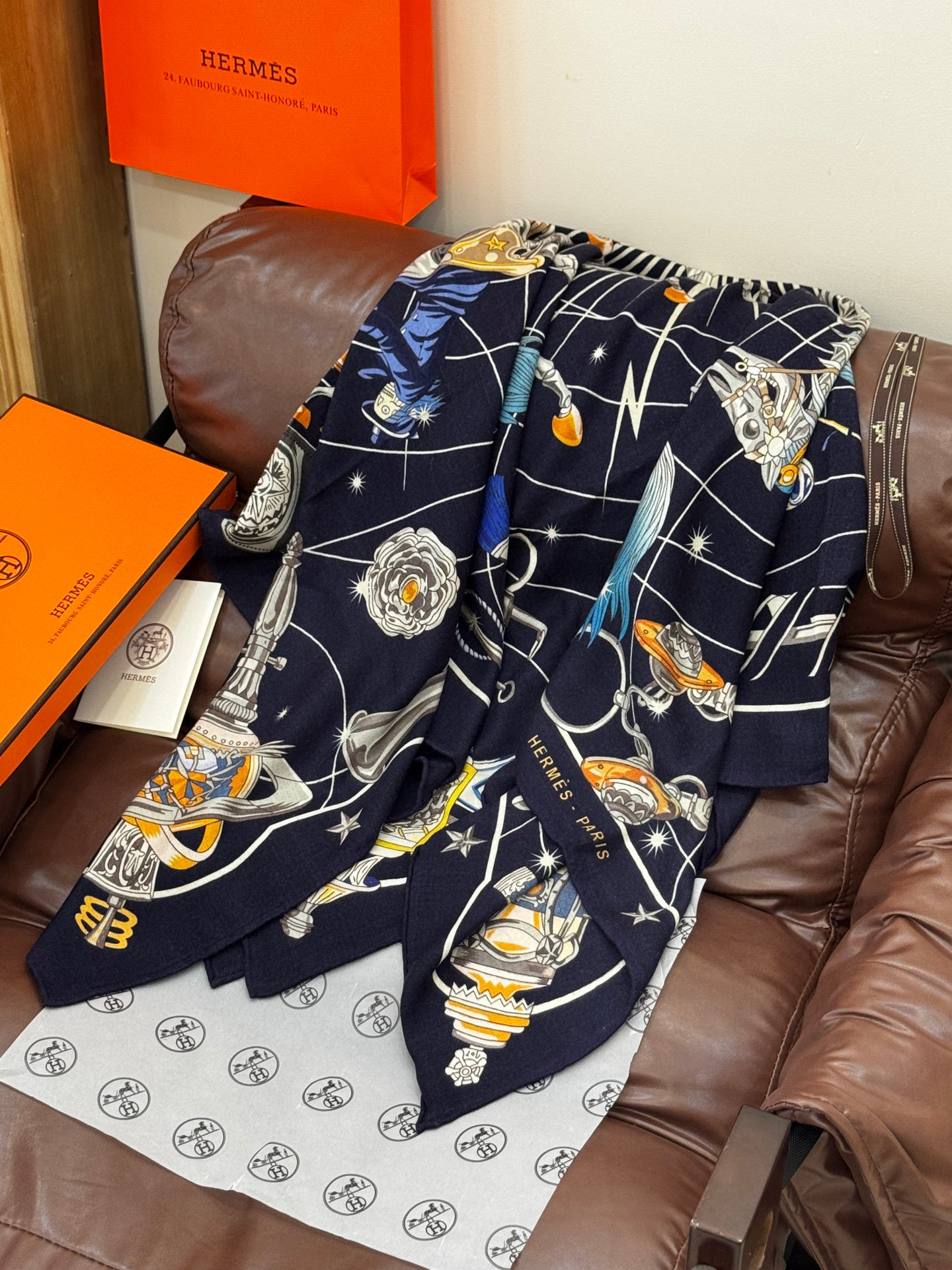   “星辰合唱曲”140丝毛双面同色披肩

手工卷边丝毛方巾（30%桑蚕丝70%羊毛）

这款经典单品展