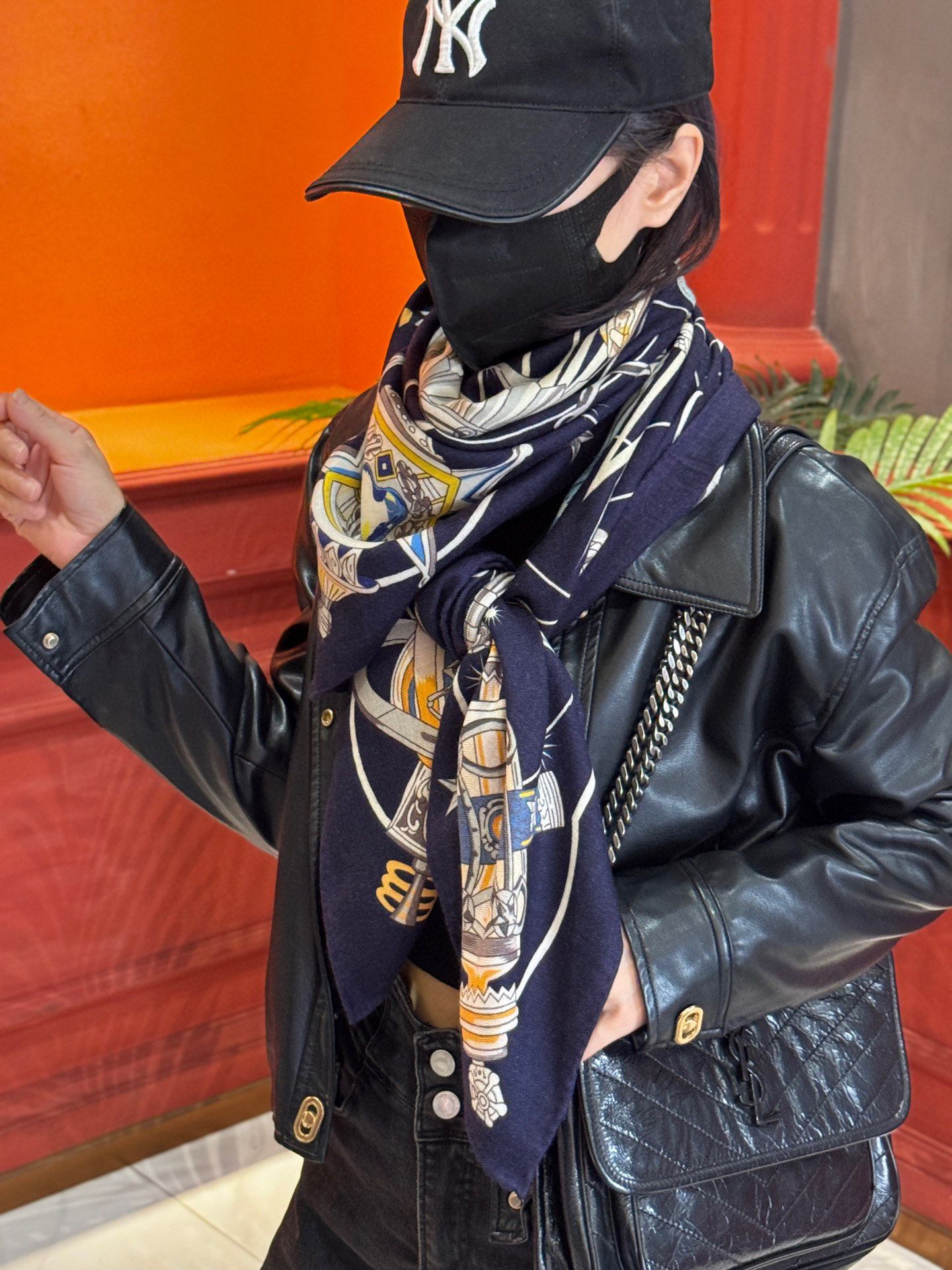   “星辰合唱曲”140丝毛双面同色披肩

手工卷边丝毛方巾（30%桑蚕丝70%羊毛）

这款经典单品展