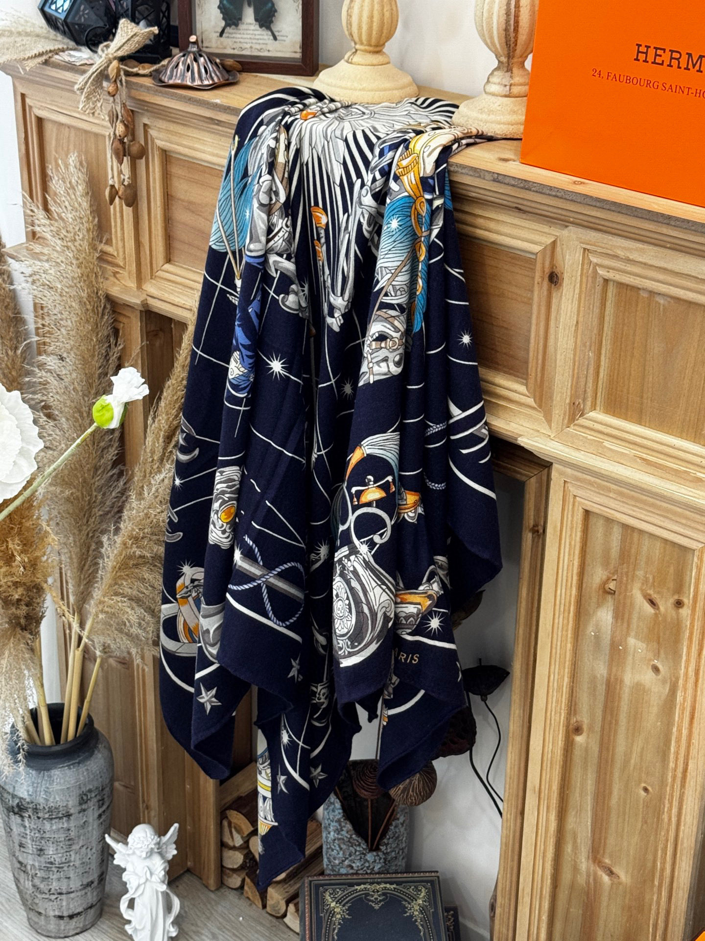   “星辰合唱曲”140丝毛双面同色披肩

手工卷边丝毛方巾（30%桑蚕丝70%羊毛）

这款经典单品展