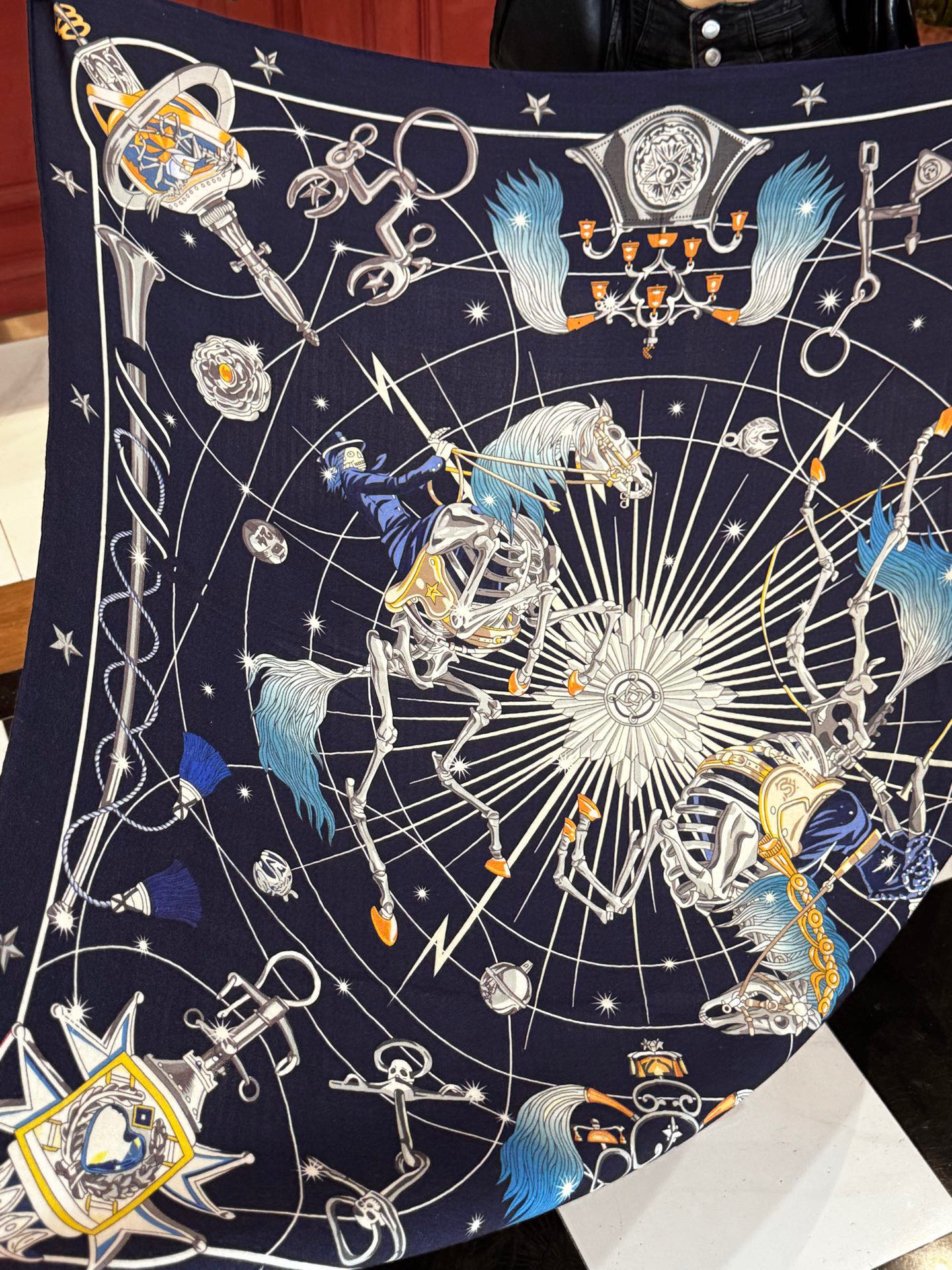   “星辰合唱曲”140丝毛双面同色披肩

手工卷边丝毛方巾（30%桑蚕丝70%羊毛）

这款经典单品展