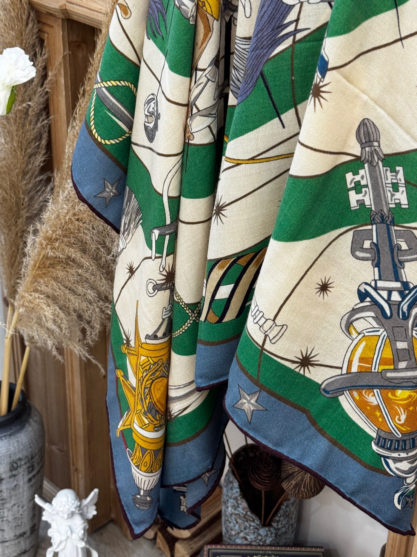   “星辰合唱曲”140丝毛双面同色披肩

手工卷边丝毛方巾（30%桑蚕丝70%羊毛）

这款经典单品展