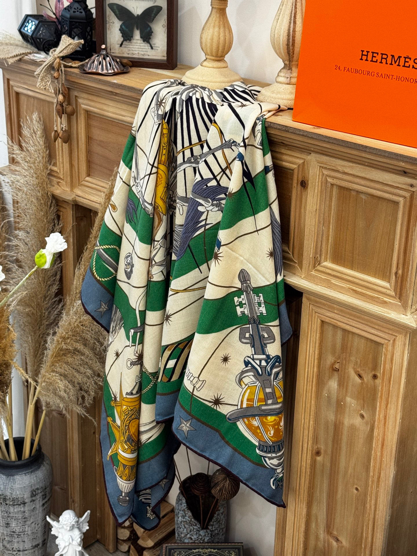   “星辰合唱曲”140丝毛双面同色披肩

手工卷边丝毛方巾（30%桑蚕丝70%羊毛）

这款经典单品展