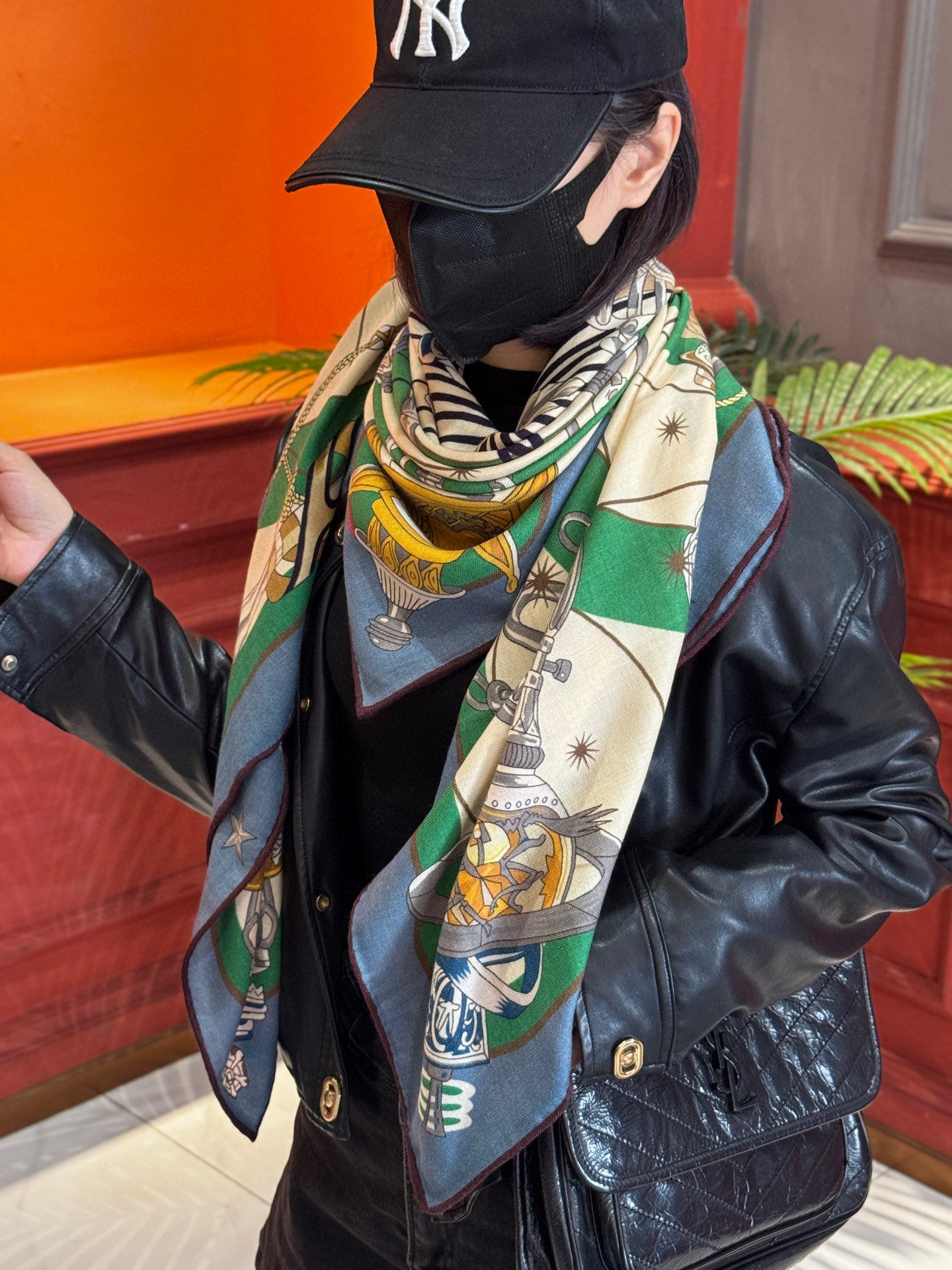   “星辰合唱曲”140丝毛双面同色披肩

手工卷边丝毛方巾（30%桑蚕丝70%羊毛）

这款经典单品展