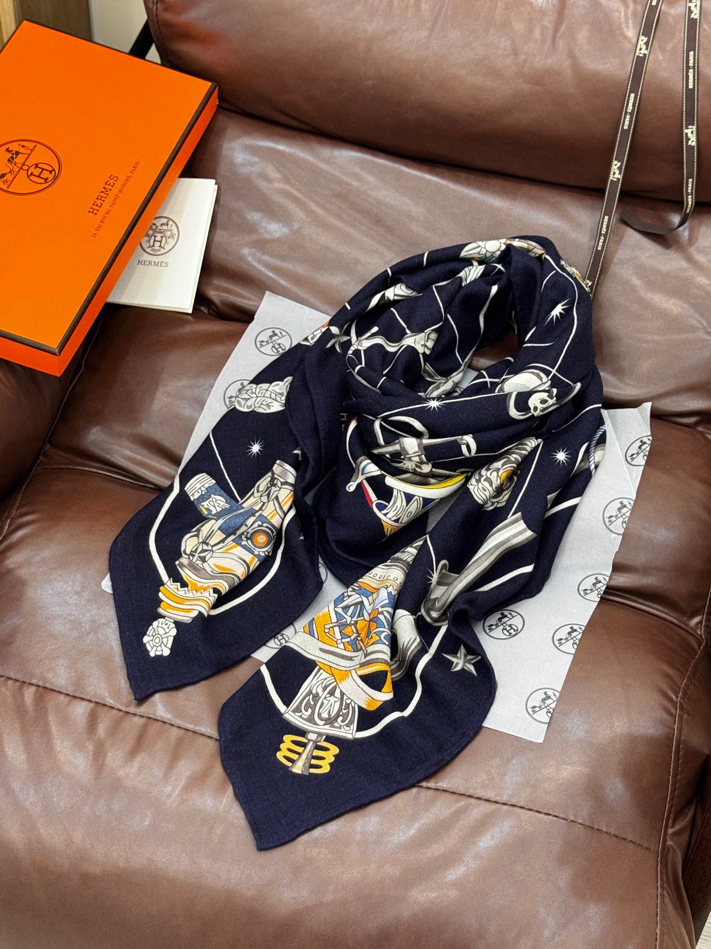   “星辰合唱曲”140丝毛双面同色披肩

手工卷边丝毛方巾（30%桑蚕丝70%羊毛）

这款经典单品展