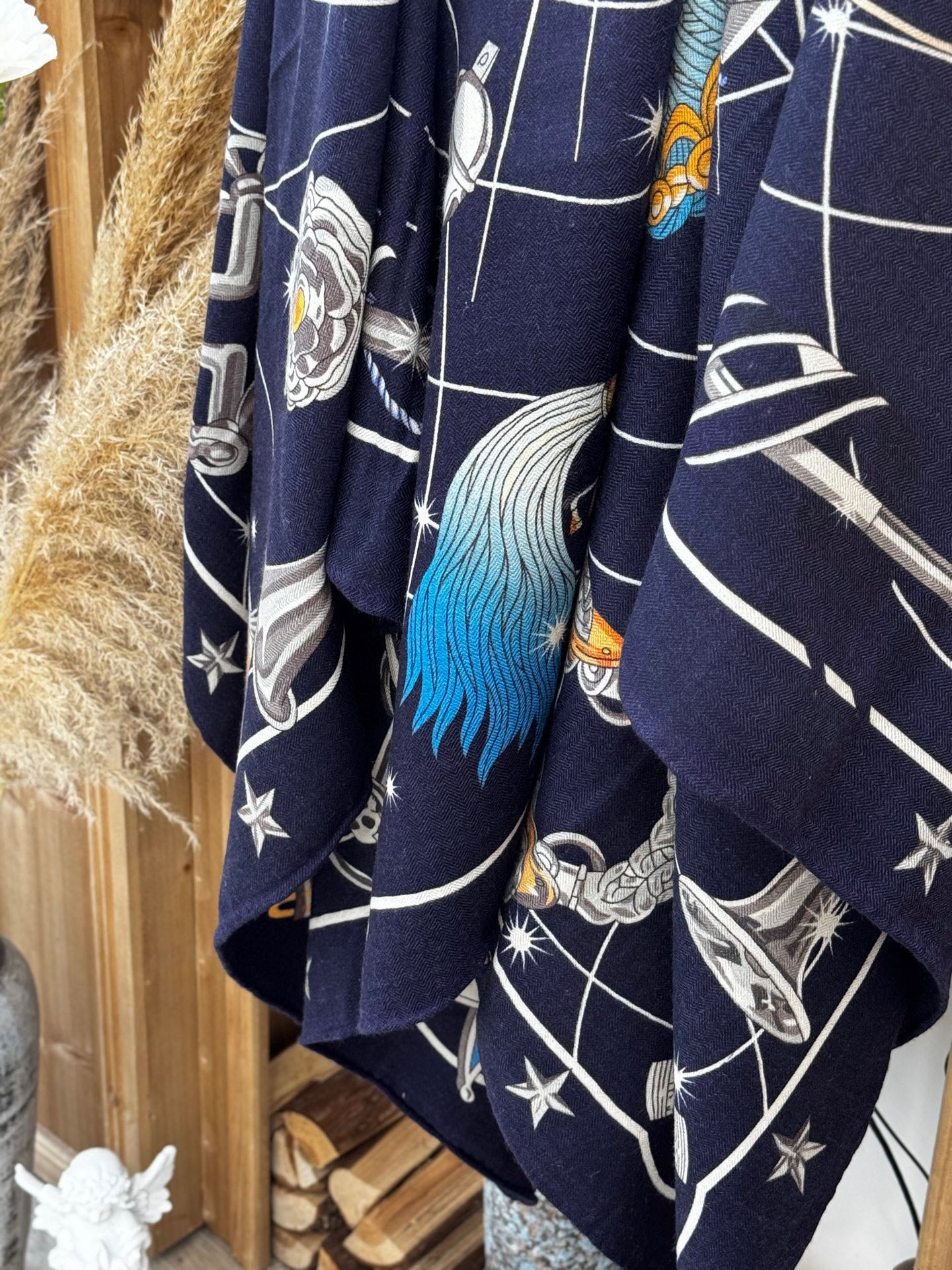   “星辰合唱曲”140丝毛双面同色披肩

手工卷边丝毛方巾（30%桑蚕丝70%羊毛）

这款经典单品展