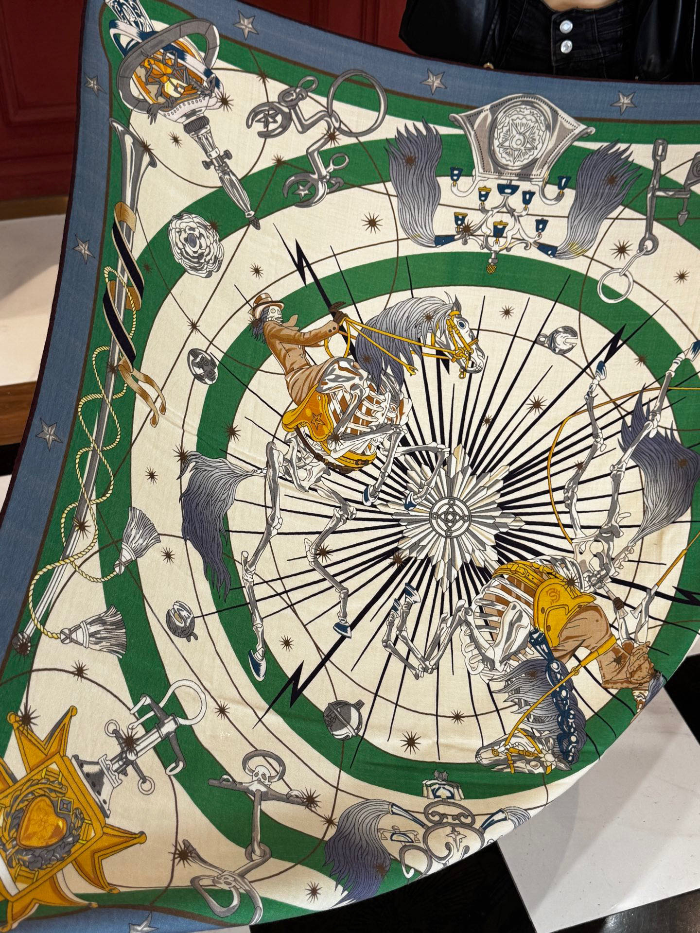   “星辰合唱曲”140丝毛双面同色披肩

手工卷边丝毛方巾（30%桑蚕丝70%羊毛）

这款经典单品展