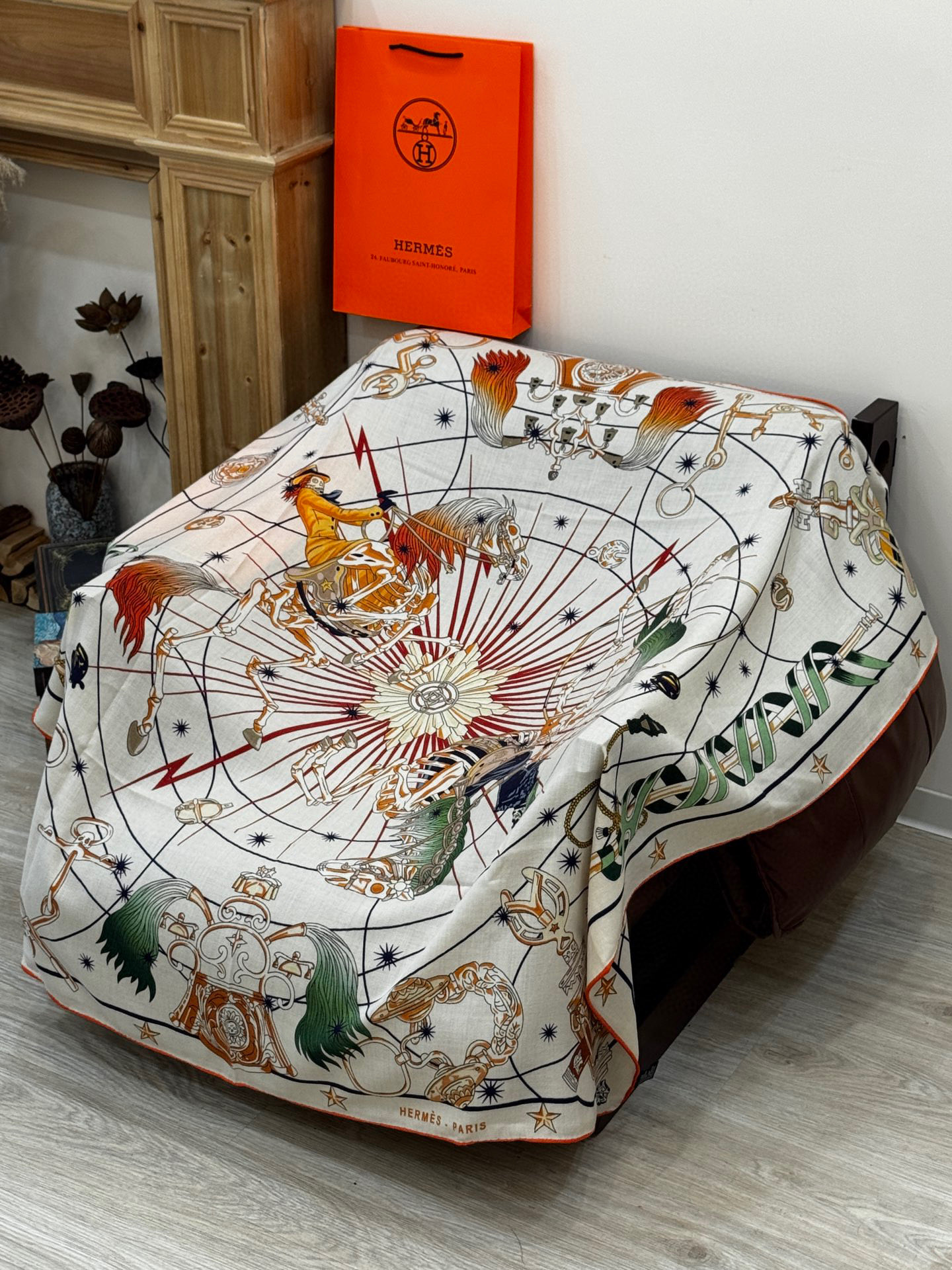   “星辰合唱曲”140丝毛双面同色披肩

手工卷边丝毛方巾（30%桑蚕丝70%羊毛）

这款经典单品展