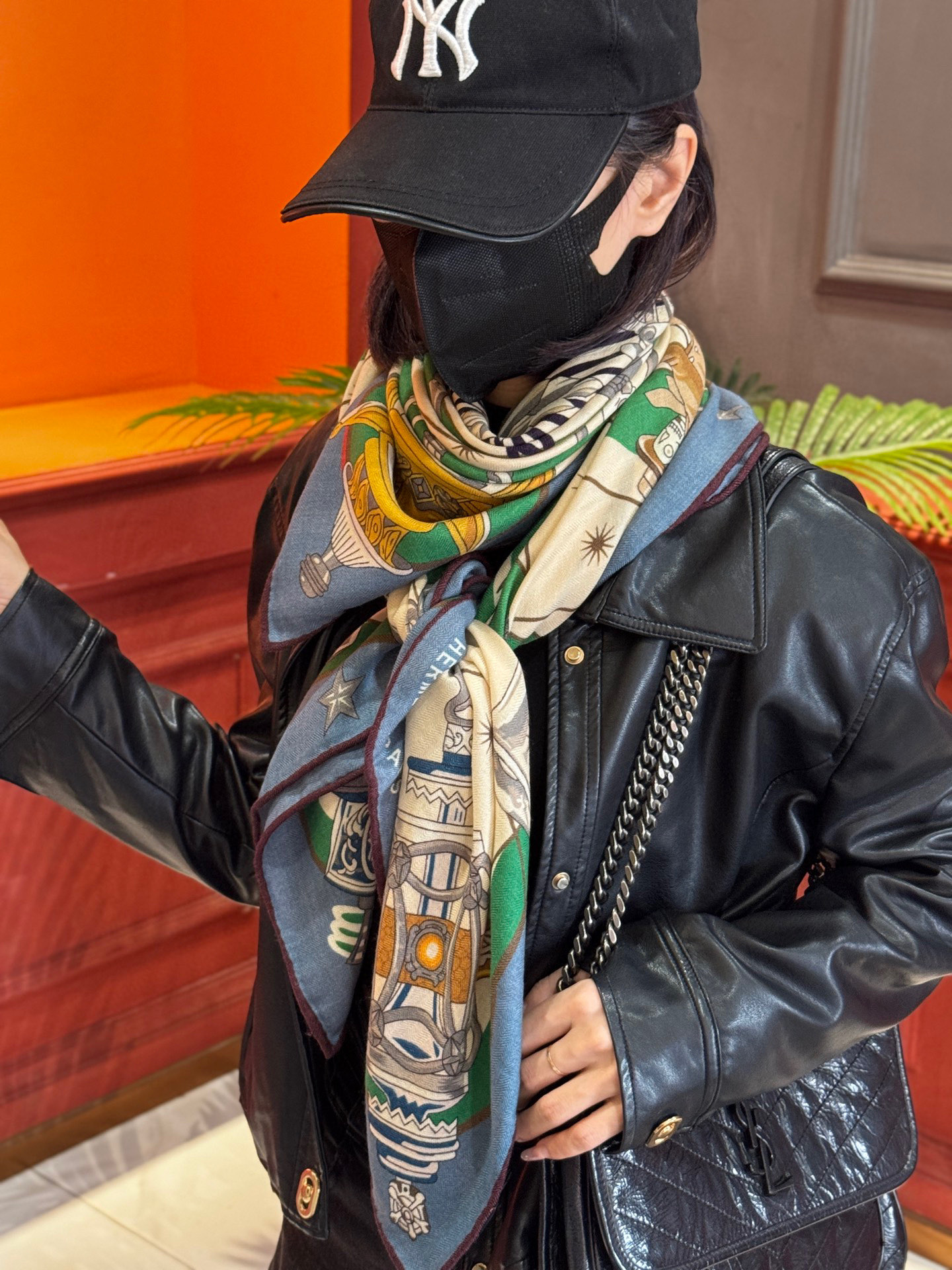   “星辰合唱曲”140丝毛双面同色披肩

手工卷边丝毛方巾（30%桑蚕丝70%羊毛）

这款经典单品展