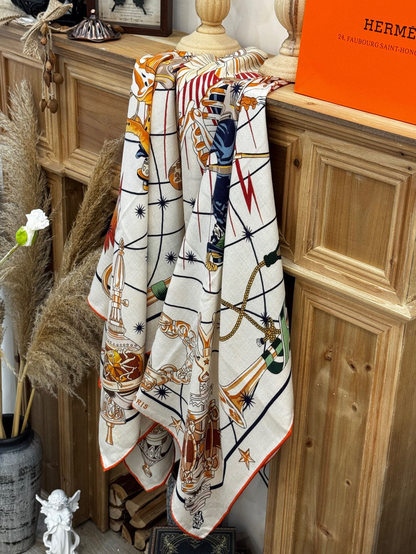   “星辰合唱曲”140丝毛双面同色披肩

手工卷边丝毛方巾（30%桑蚕丝70%羊毛）

这款经典单品展