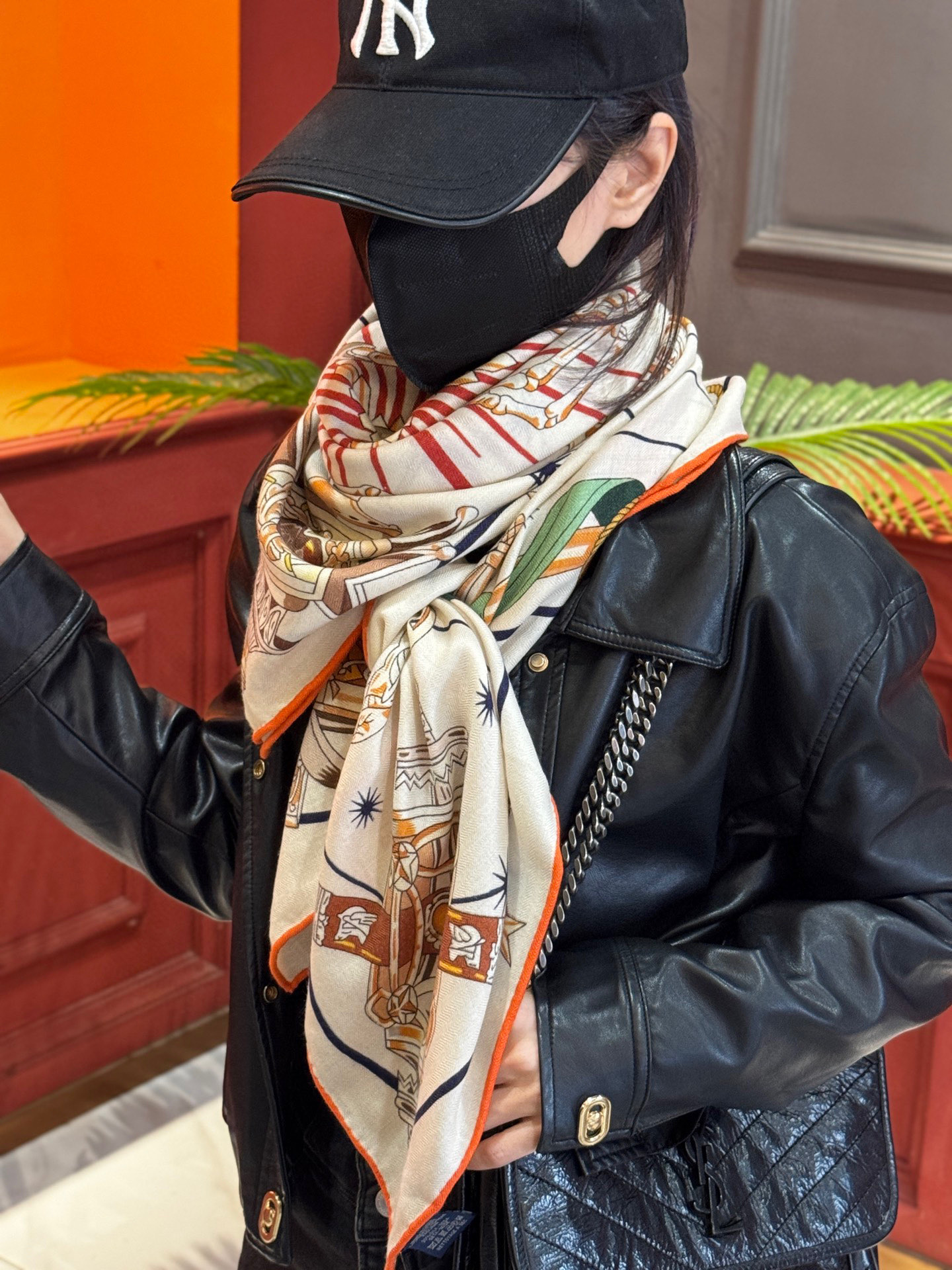   “星辰合唱曲”140丝毛双面同色披肩

手工卷边丝毛方巾（30%桑蚕丝70%羊毛）

这款经典单品展