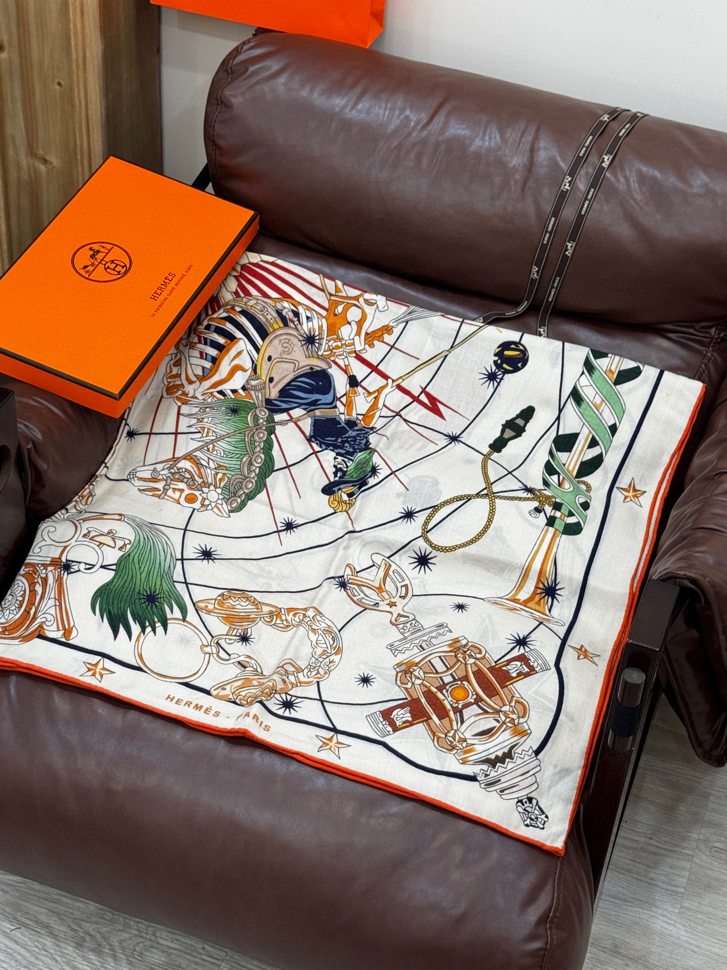   “星辰合唱曲”140丝毛双面同色披肩

手工卷边丝毛方巾（30%桑蚕丝70%羊毛）

这款经典单品展