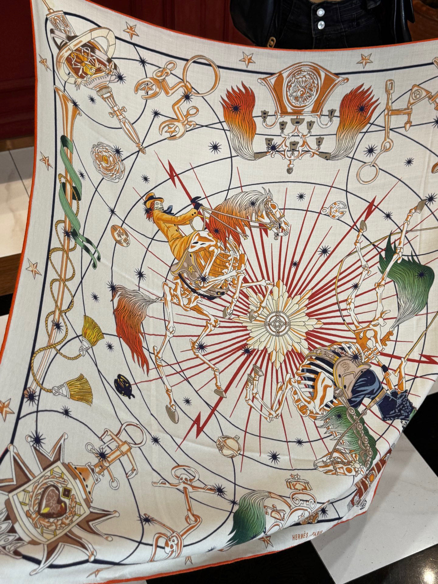   “星辰合唱曲”140丝毛双面同色披肩

手工卷边丝毛方巾（30%桑蚕丝70%羊毛）

这款经典单品展