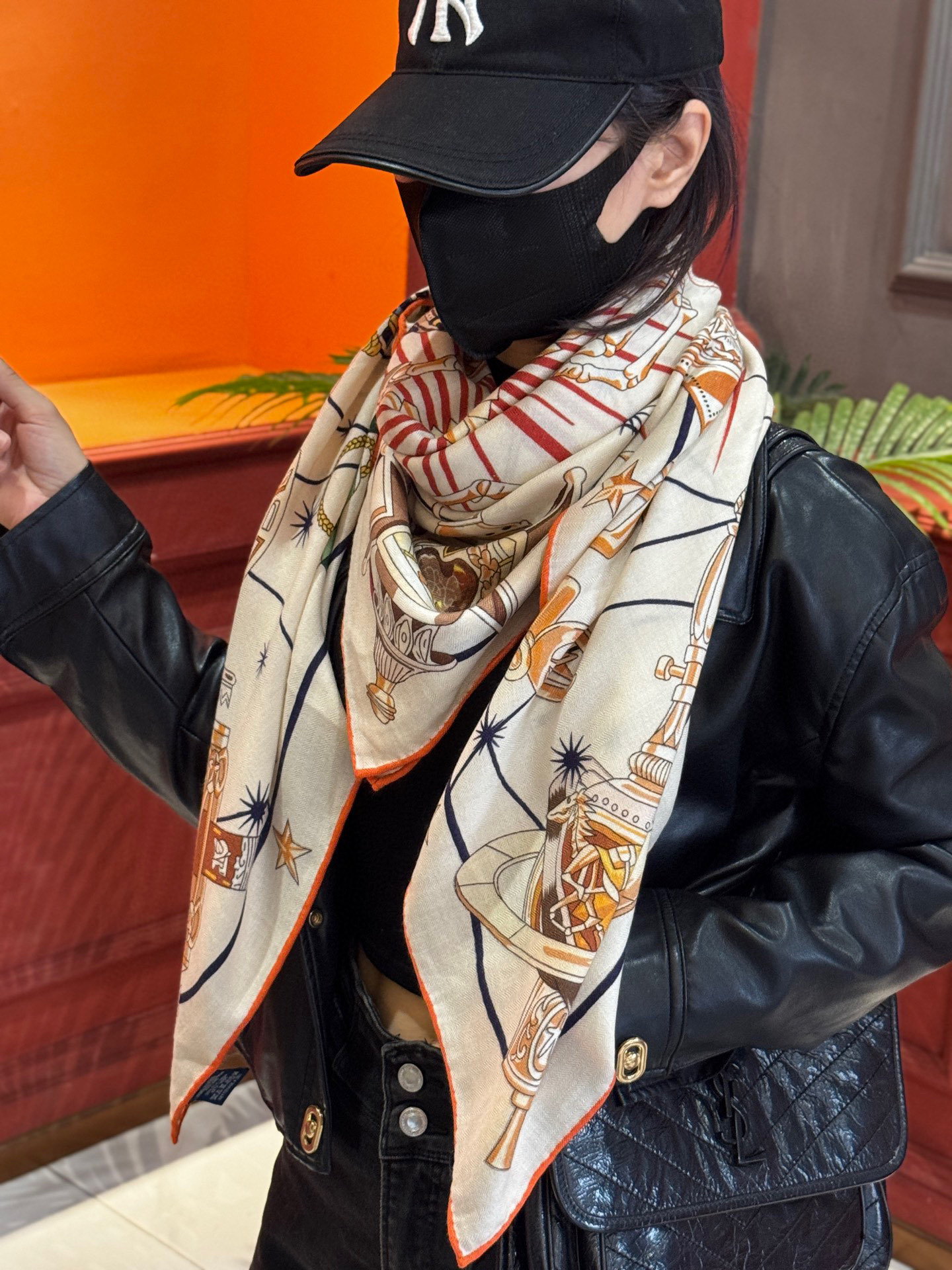   “星辰合唱曲”140丝毛双面同色披肩

手工卷边丝毛方巾（30%桑蚕丝70%羊毛）

这款经典单品展