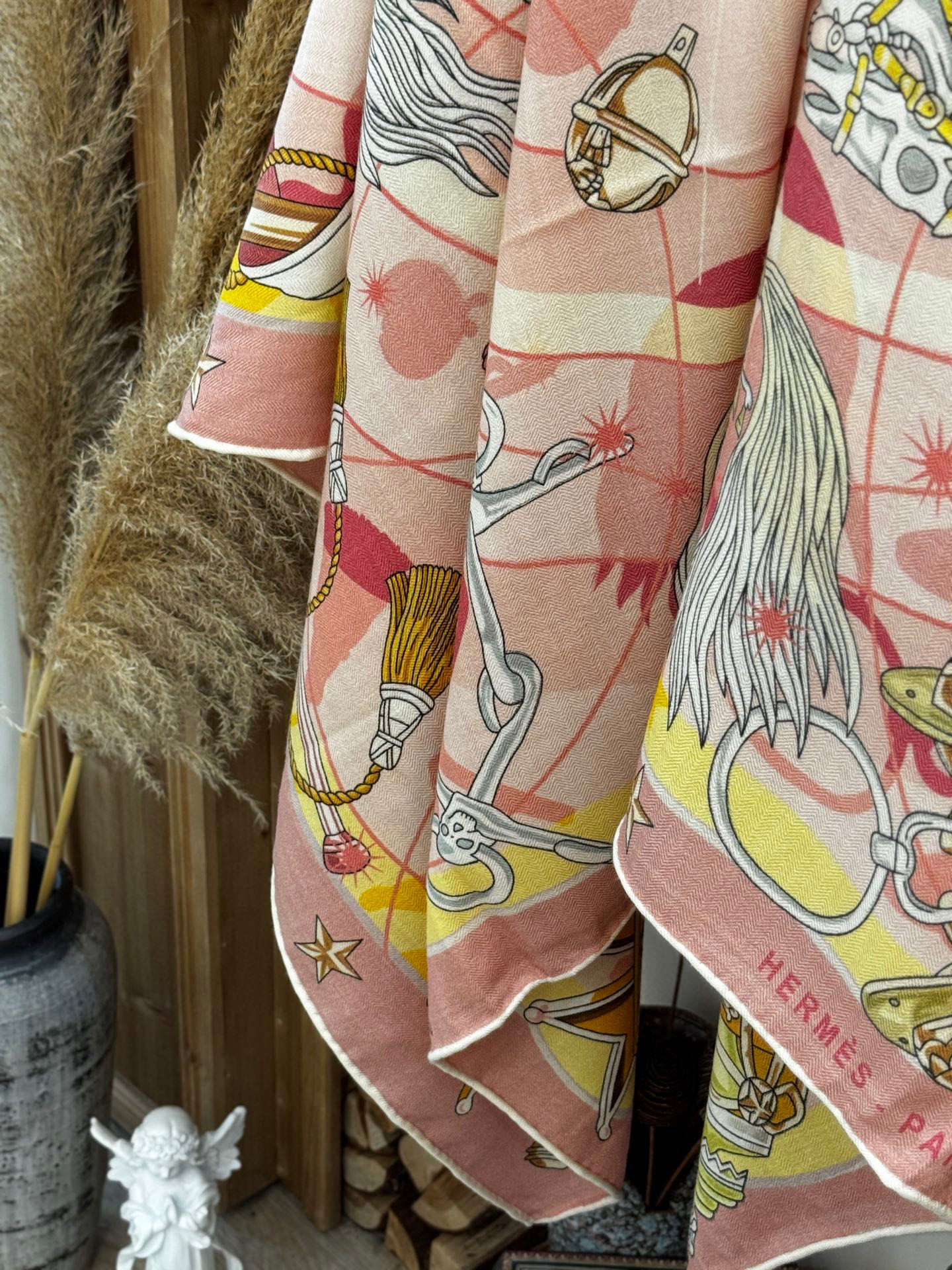   “星辰合唱曲”140丝毛双面同色披肩

手工卷边丝毛方巾（30%桑蚕丝70%羊毛）

这款经典单品展