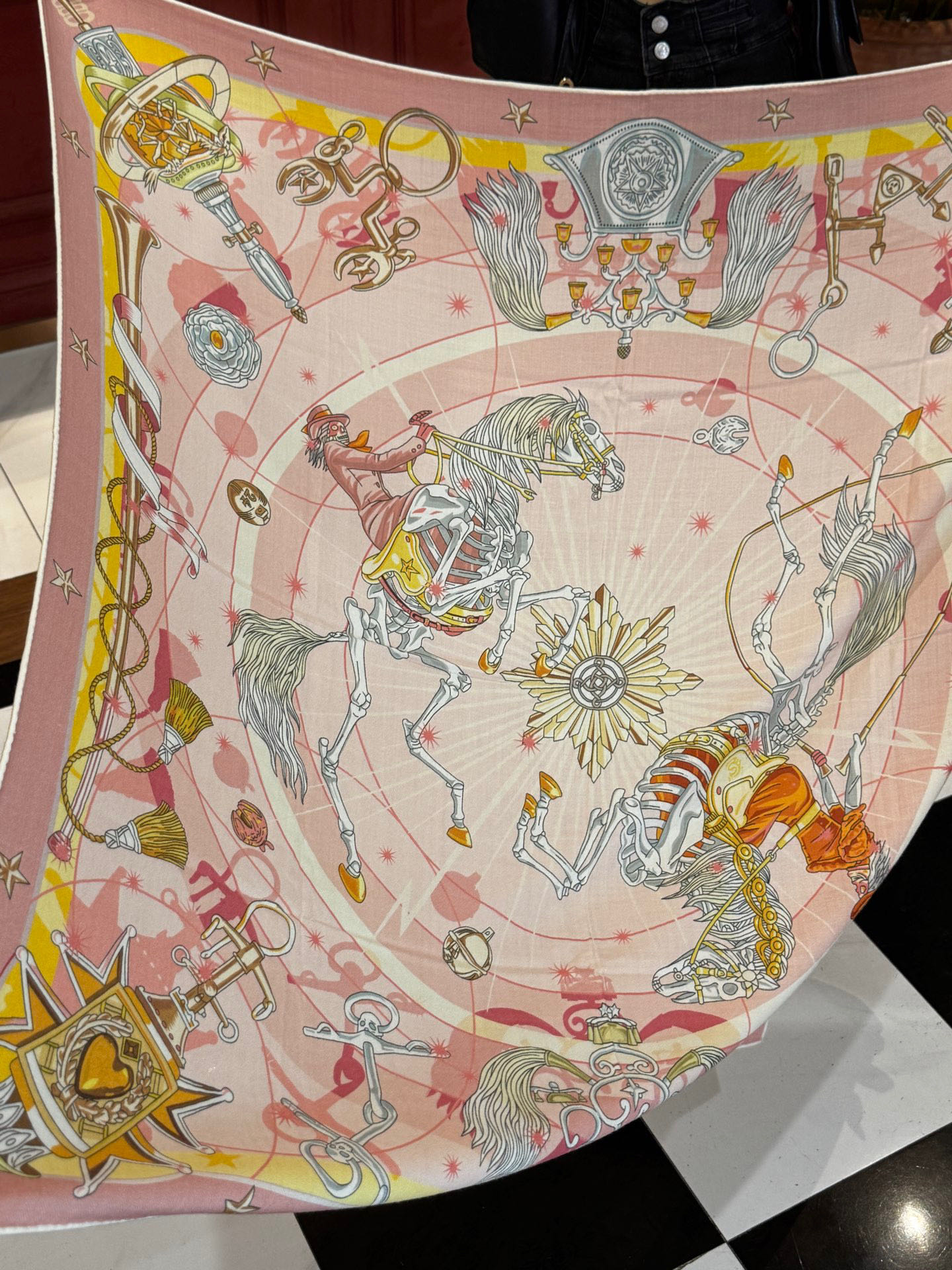   “星辰合唱曲”140丝毛双面同色披肩

手工卷边丝毛方巾（30%桑蚕丝70%羊毛）

这款经典单品展