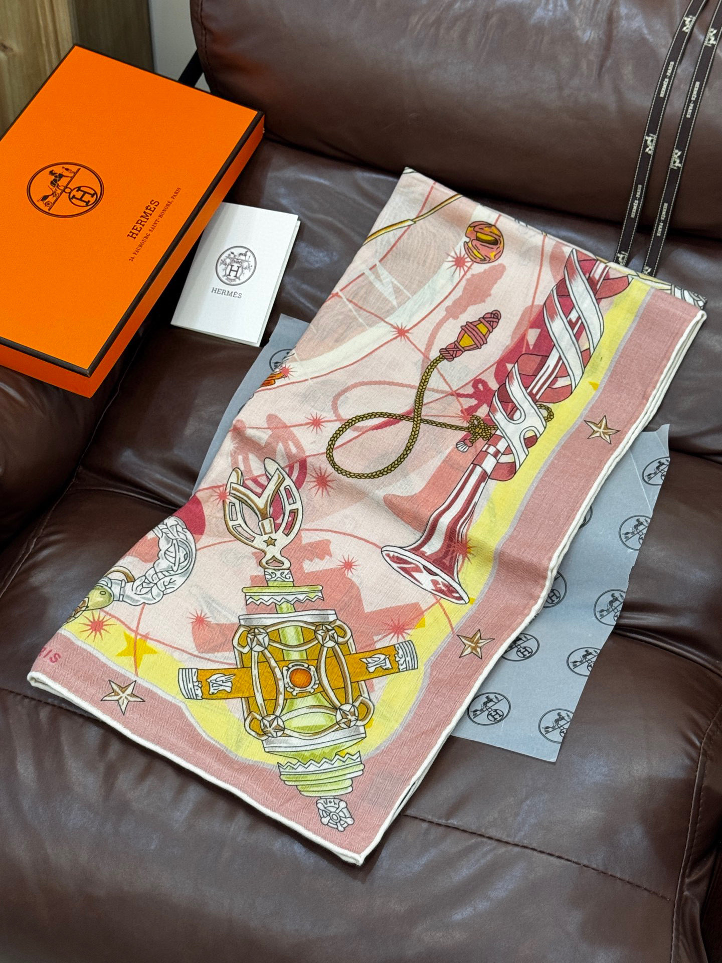   “星辰合唱曲”140丝毛双面同色披肩

手工卷边丝毛方巾（30%桑蚕丝70%羊毛）

这款经典单品展