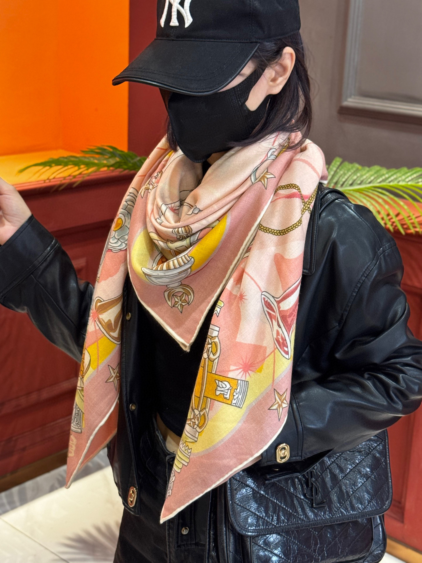   “星辰合唱曲”140丝毛双面同色披肩

手工卷边丝毛方巾（30%桑蚕丝70%羊毛）

这款经典单品展