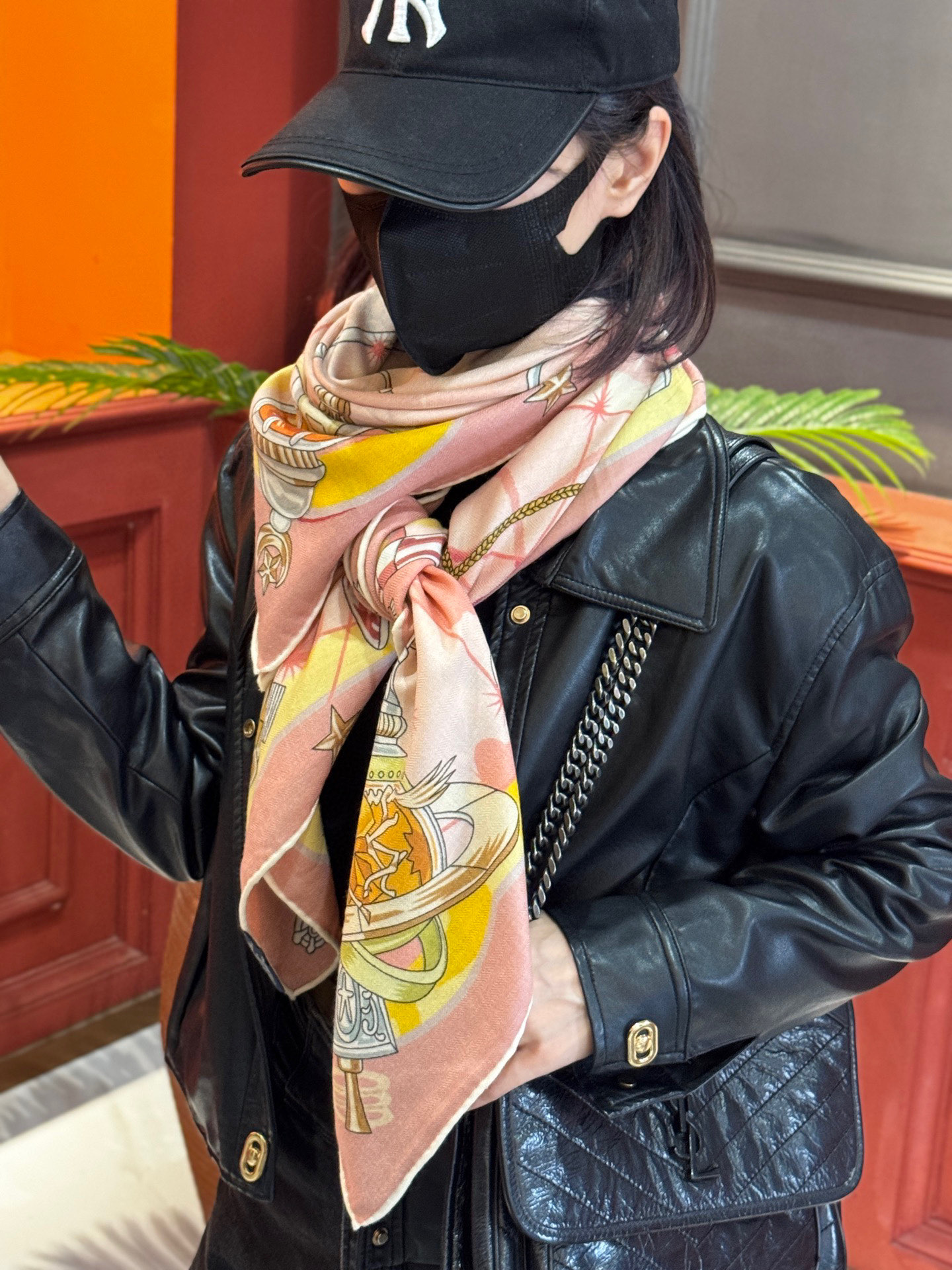   “星辰合唱曲”140丝毛双面同色披肩

手工卷边丝毛方巾（30%桑蚕丝70%羊毛）

这款经典单品展