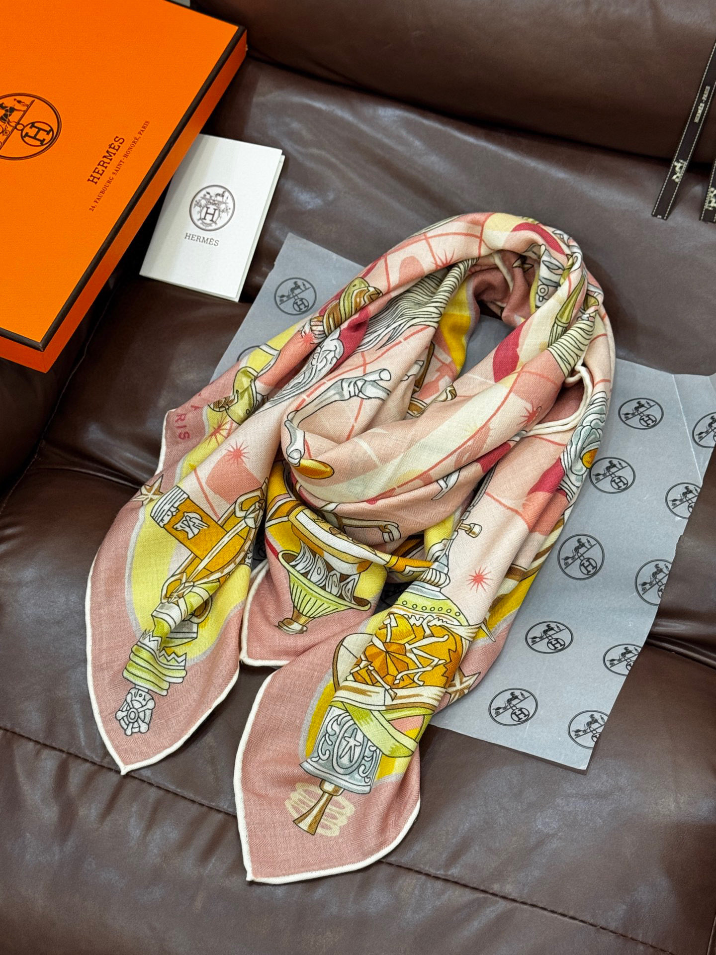   “星辰合唱曲”140丝毛双面同色披肩

手工卷边丝毛方巾（30%桑蚕丝70%羊毛）

这款经典单品展