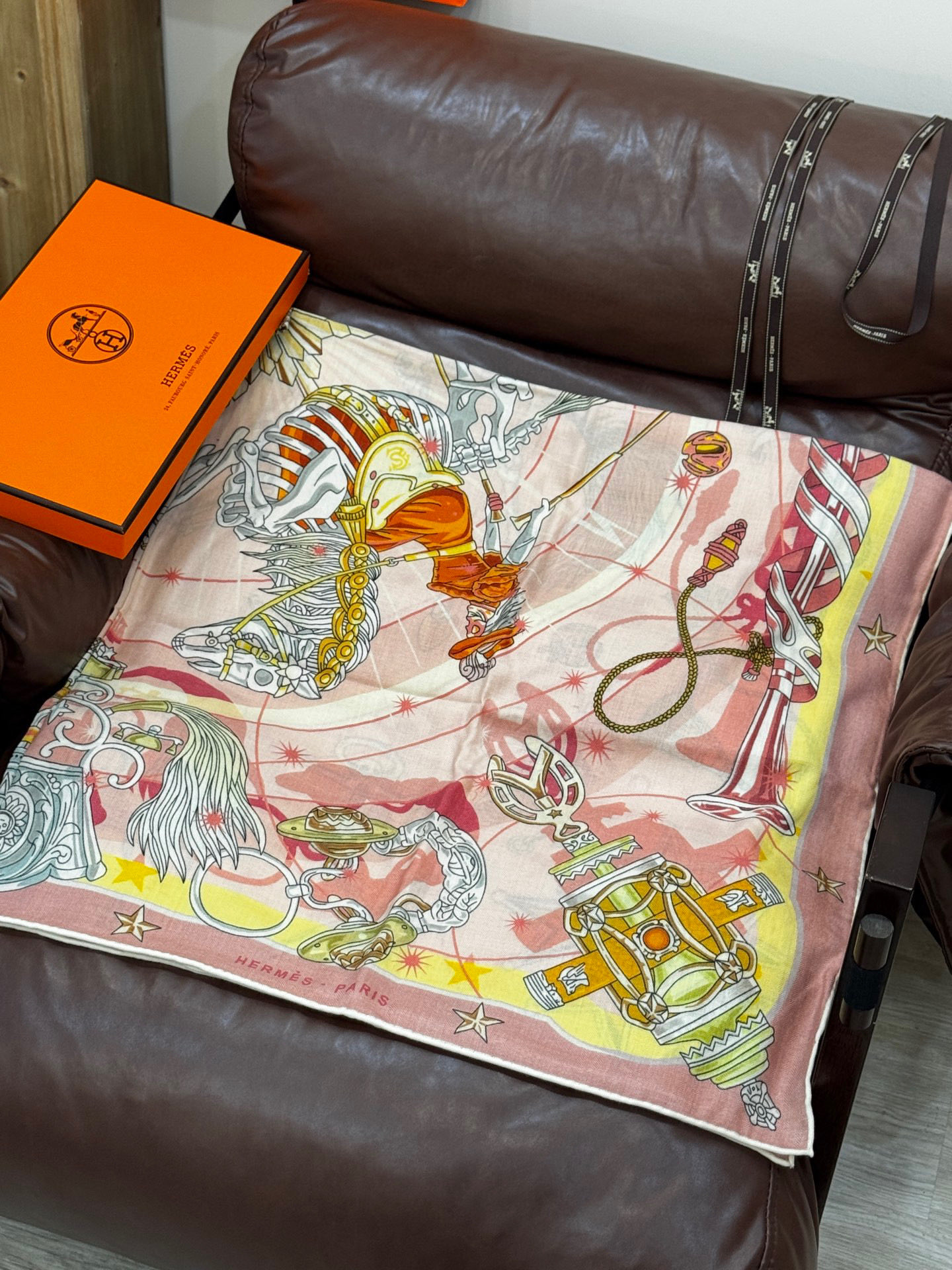   “星辰合唱曲”140丝毛双面同色披肩

手工卷边丝毛方巾（30%桑蚕丝70%羊毛）

这款经典单品展