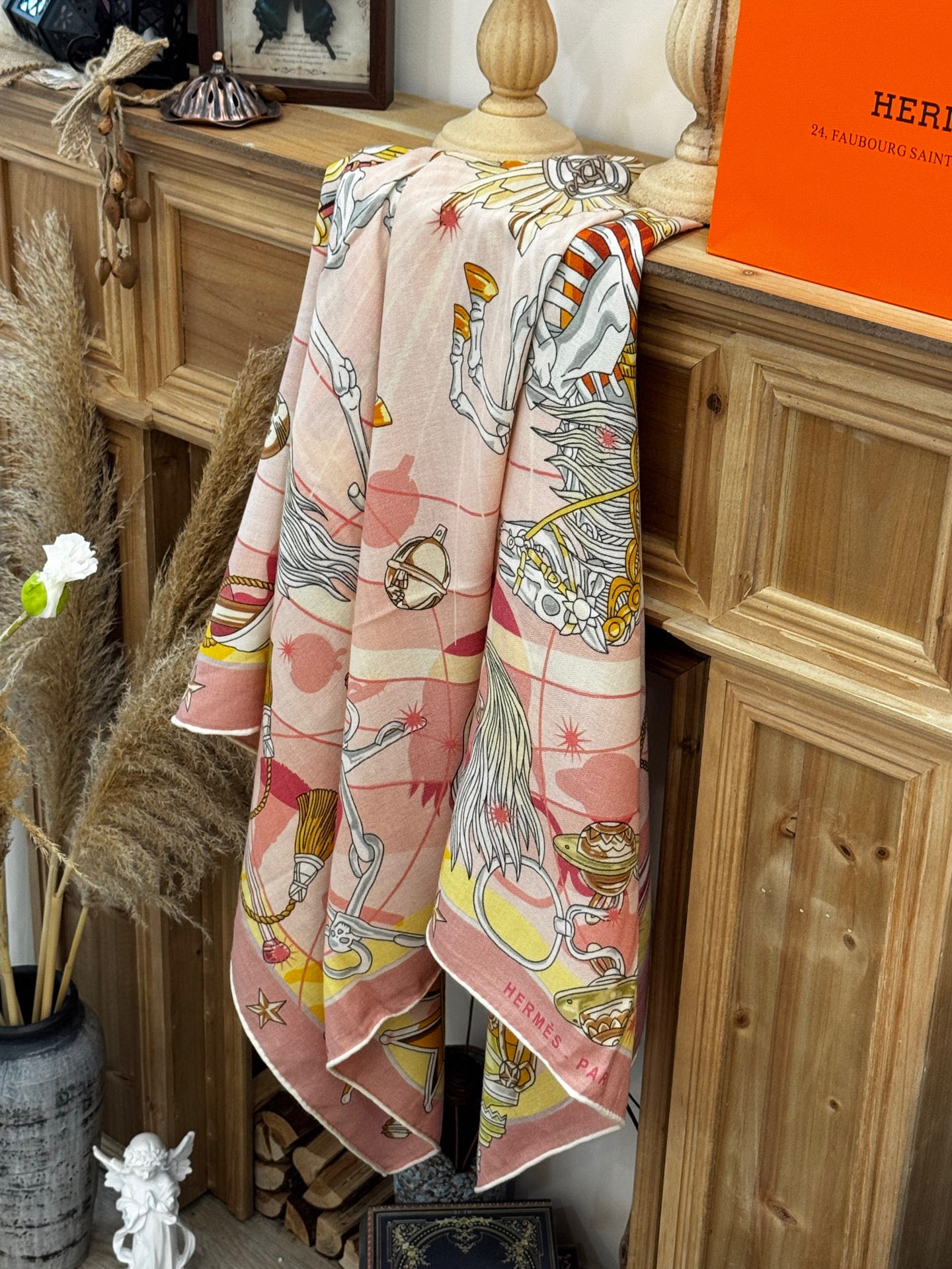   “星辰合唱曲”140丝毛双面同色披肩

手工卷边丝毛方巾（30%桑蚕丝70%羊毛）

这款经典单品展