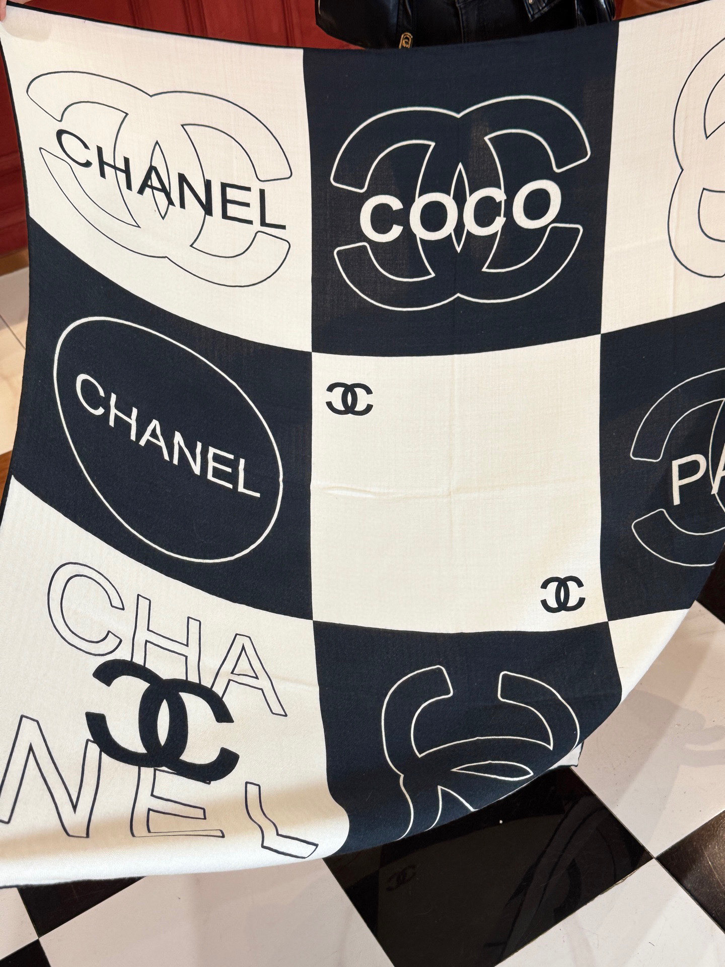  Chanel 25s秋冬新品～
【140顶级丝毛双面同色披肩】

25s 秋冬披肩设计真的好有突破
粉