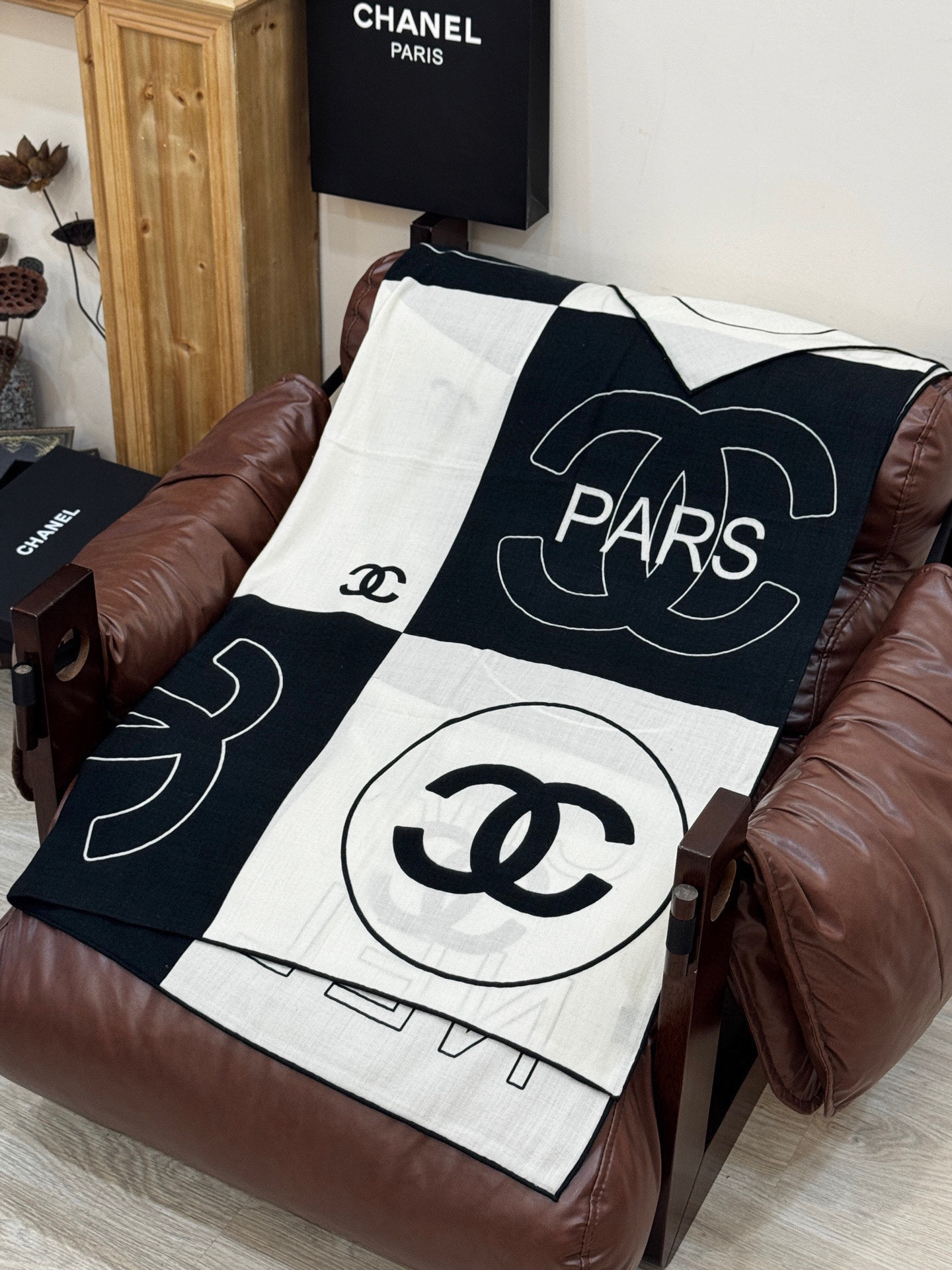  Chanel 25s秋冬新品～
【140顶级丝毛双面同色披肩】

25s 秋冬披肩设计真的好有突破
粉