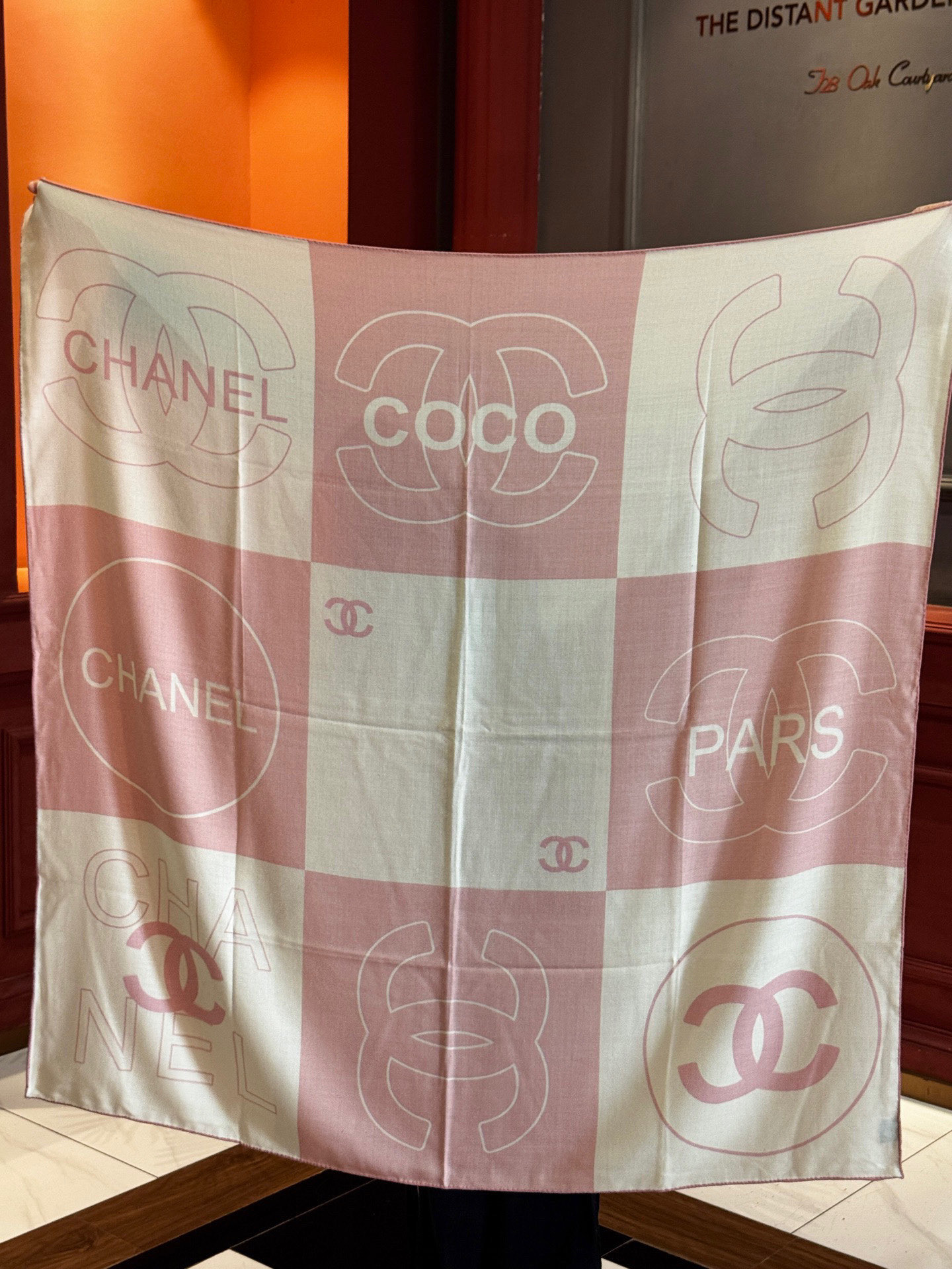  Chanel 25s秋冬新品～
【140顶级丝毛双面同色披肩】

25s 秋冬披肩设计真的好有突破
粉