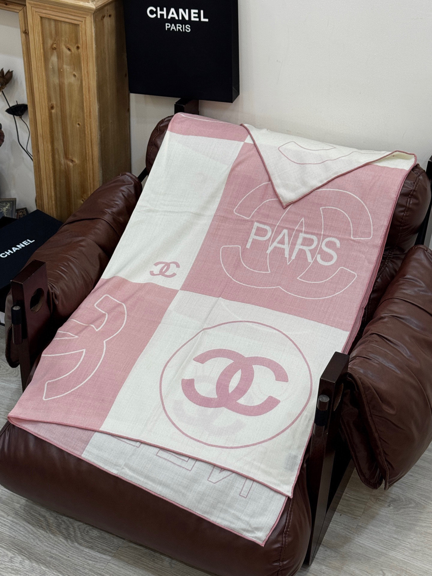  Chanel 25s秋冬新品～
【140顶级丝毛双面同色披肩】

25s 秋冬披肩设计真的好有突破
粉