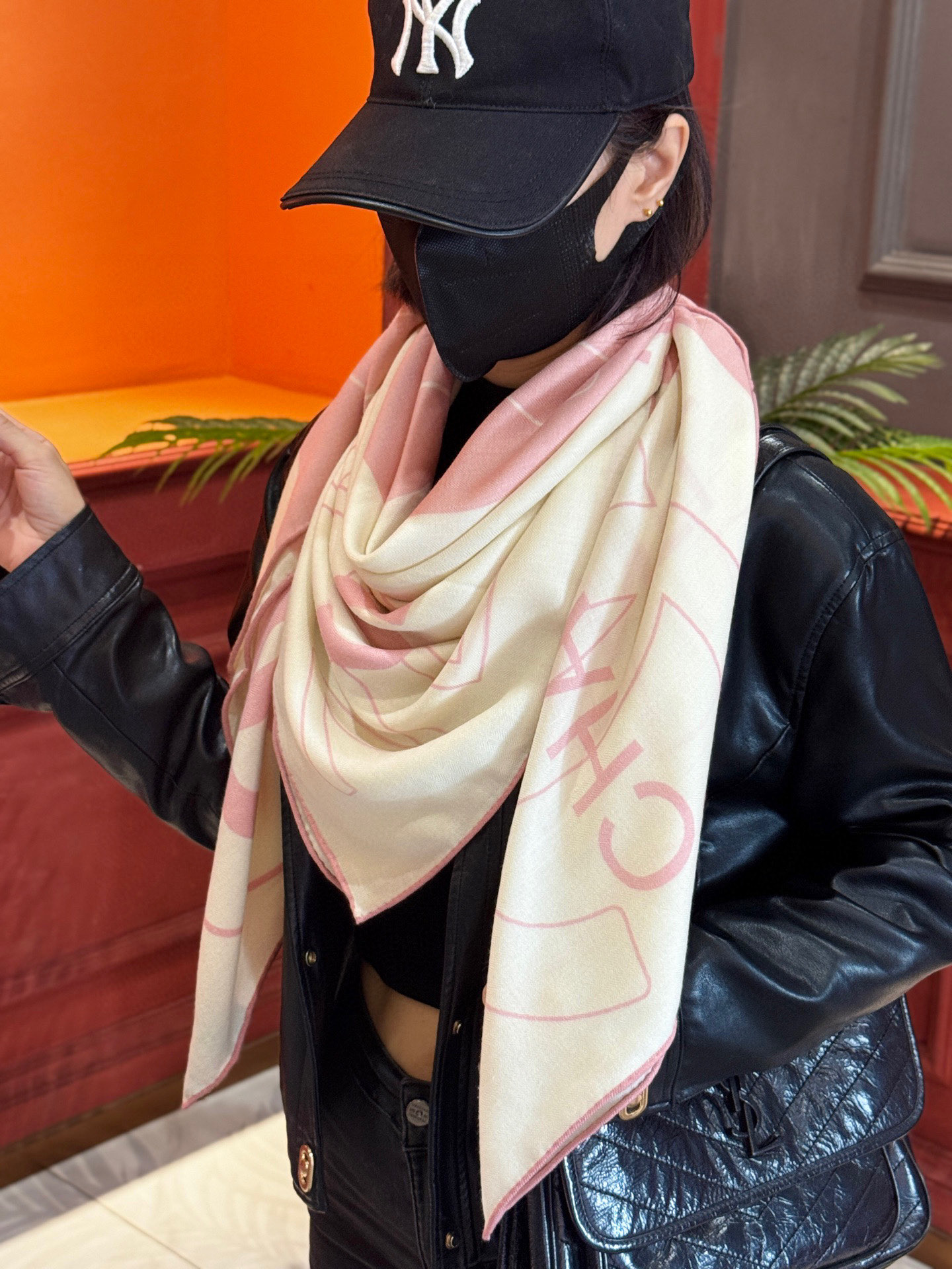  Chanel 25s秋冬新品～
【140顶级丝毛双面同色披肩】

25s 秋冬披肩设计真的好有突破
粉