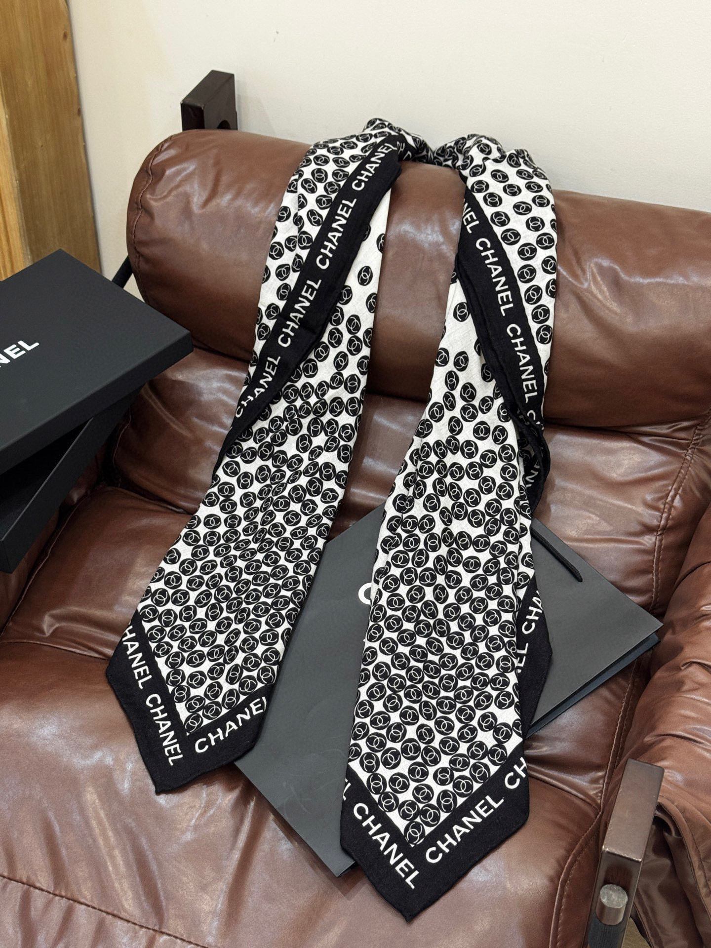  Chanel 25s秋冬新品～
【140顶级丝毛双面同色披肩】

25s 秋冬披肩设计真的好有突破
粉