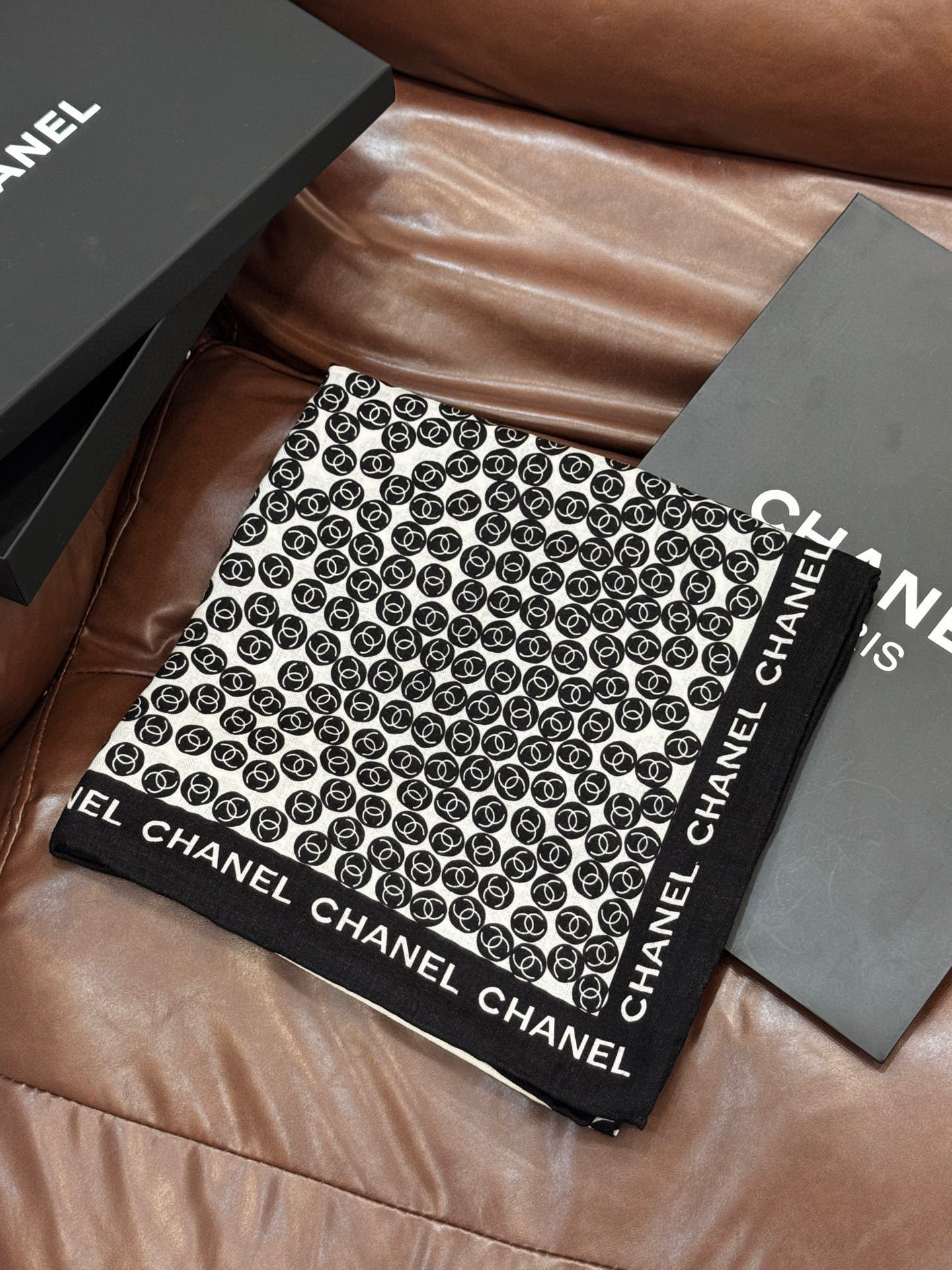  Chanel 25s秋冬新品～
【140顶级丝毛双面同色披肩】

25s 秋冬披肩设计真的好有突破
粉