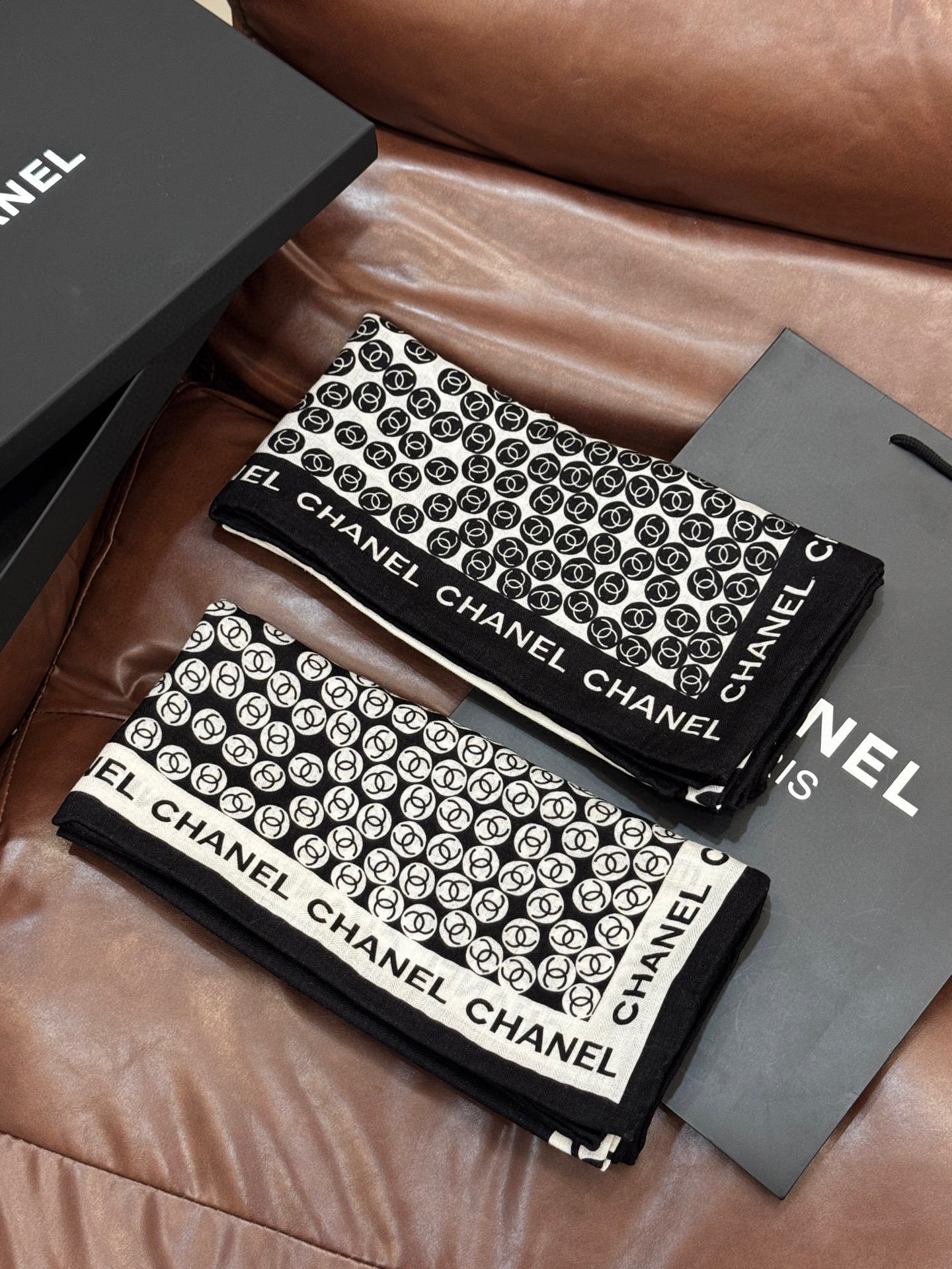  Chanel 25s秋冬新品～
【140顶级丝毛双面同色披肩】

25s 秋冬披肩设计真的好有突破
粉