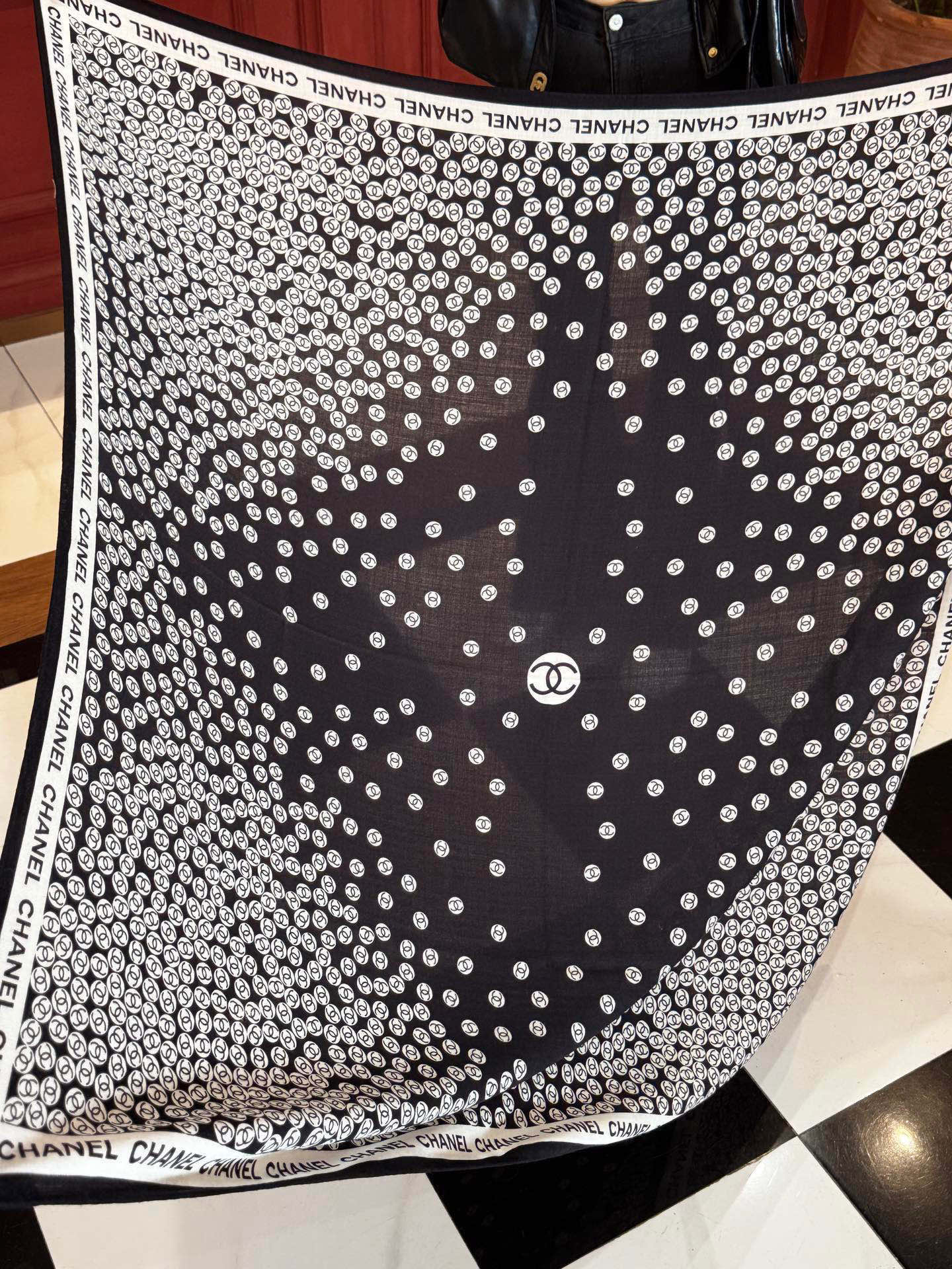  Chanel 25s秋冬新品～
【140顶级丝毛双面同色披肩】

25s 秋冬披肩设计真的好有突破
粉