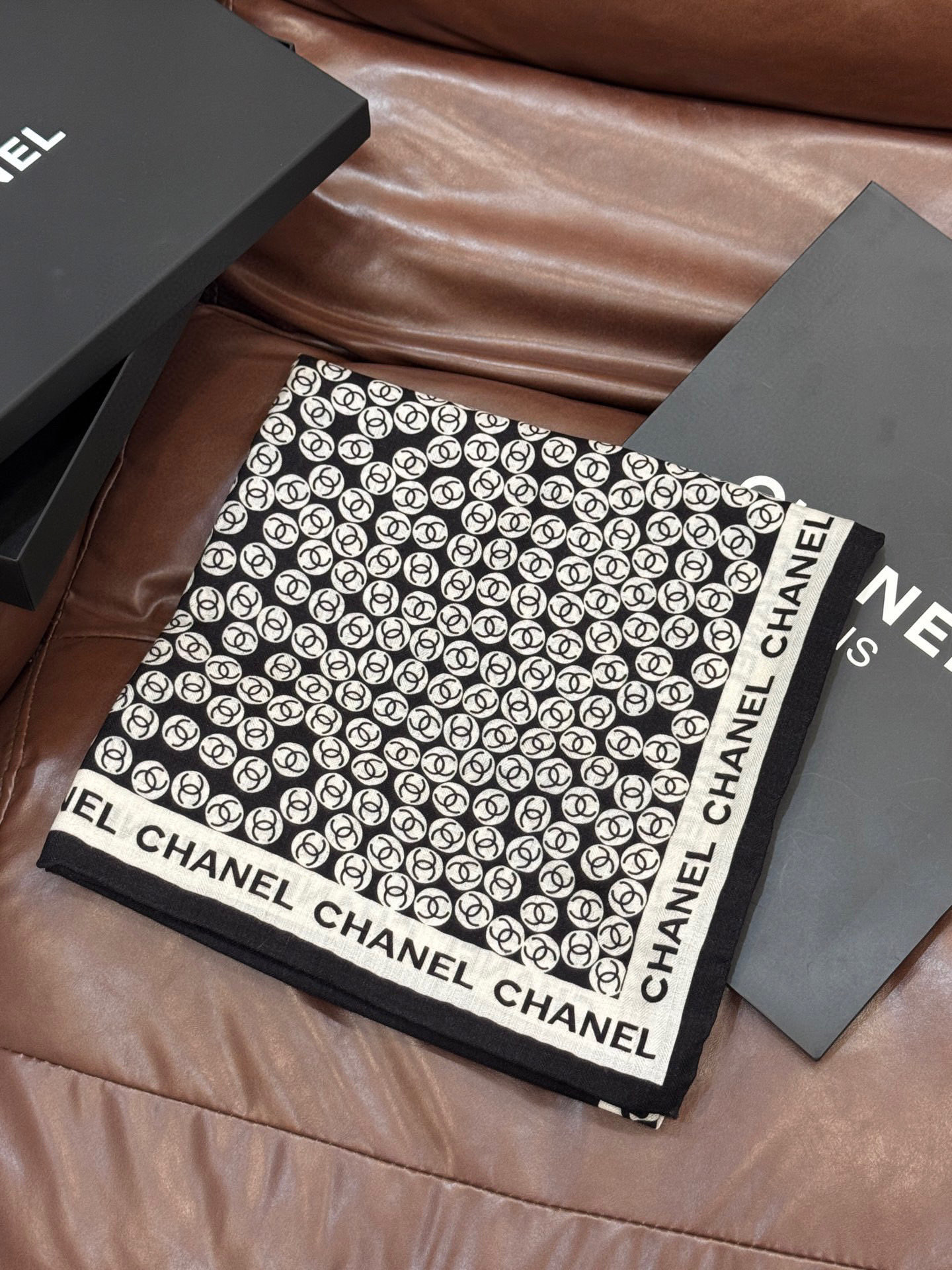  Chanel 25s秋冬新品～
【140顶级丝毛双面同色披肩】

25s 秋冬披肩设计真的好有突破
粉