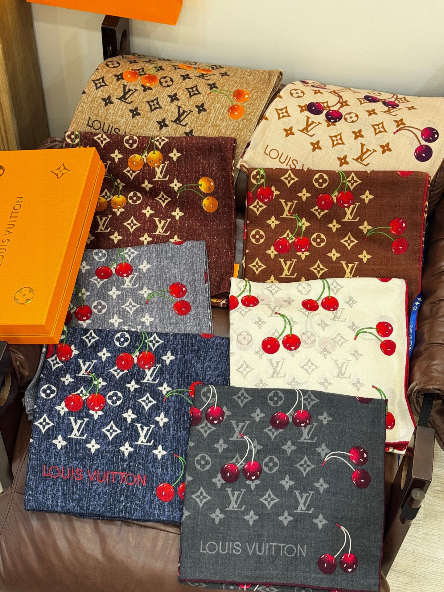   LV X TM MONOGRAM
CERISE 140丝毛方巾
【140双面丝毛同色】

LV × 