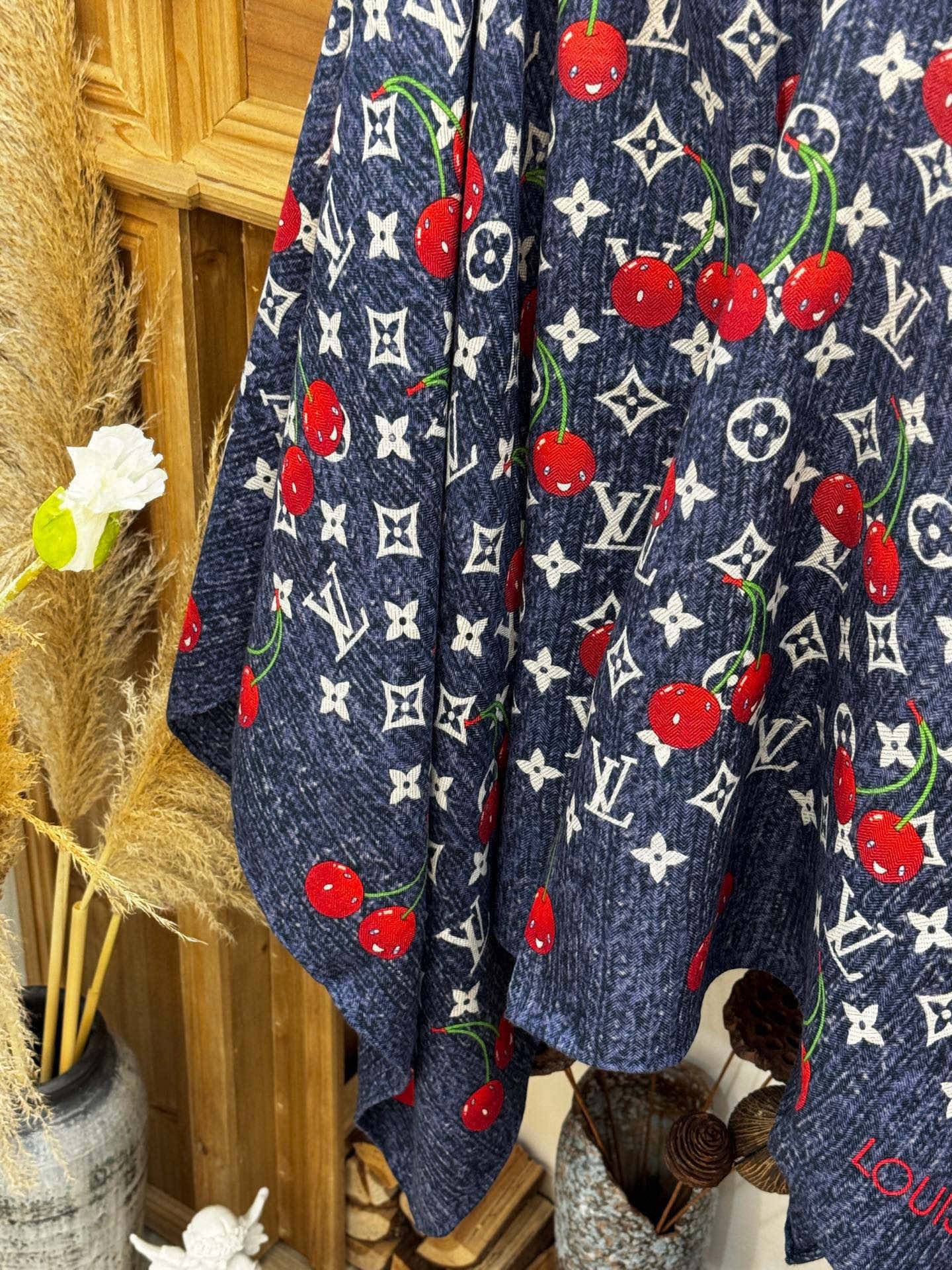   LV X TM MONOGRAM
CERISE 140丝毛方巾
【140双面丝毛同色】

LV × 